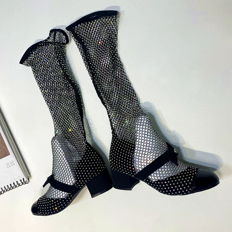 

Сексуальные сетчатые ботинки со стразами, босоножки на массивном каблуке с бантом и бриллиантами, женская летняя модная обувь 2025, женская обувь на низкой трубке и высокой трубке