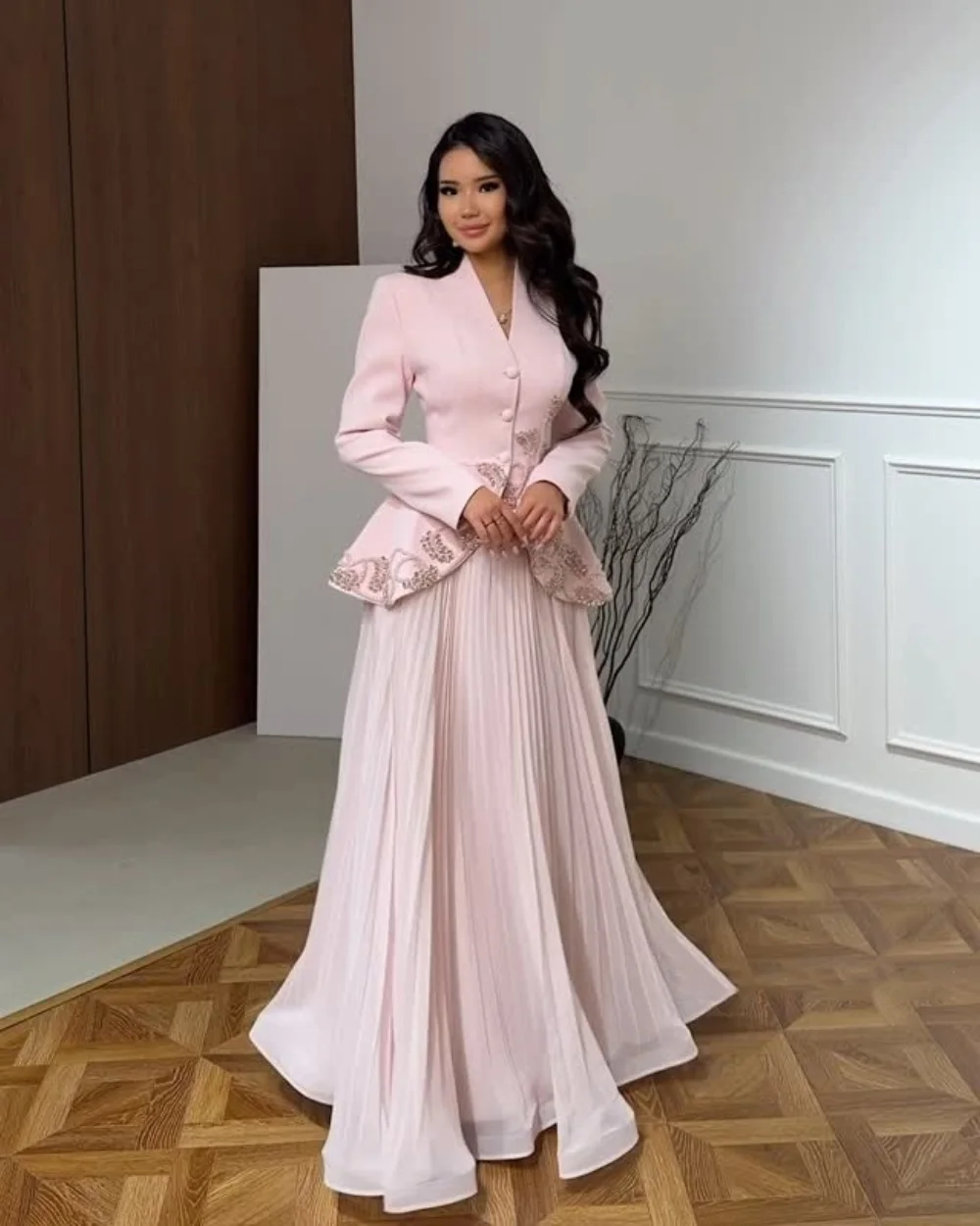 Maßgeschneiderte Rosa Elegante Jersey-Abendkleider mit Strass, Drapierung, Knöpfen und Perlen, A-Linie, V-Ausschnitt, Bodenlang für Damen