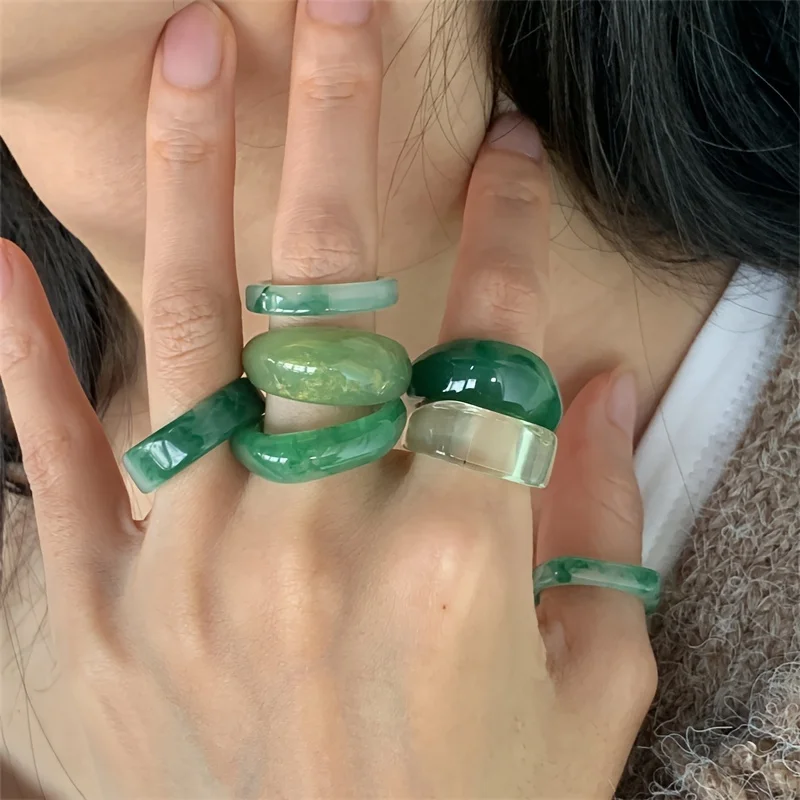 7-piece elegant and fashionable style jade green resin ring set for women, exquisite and simple, stackable