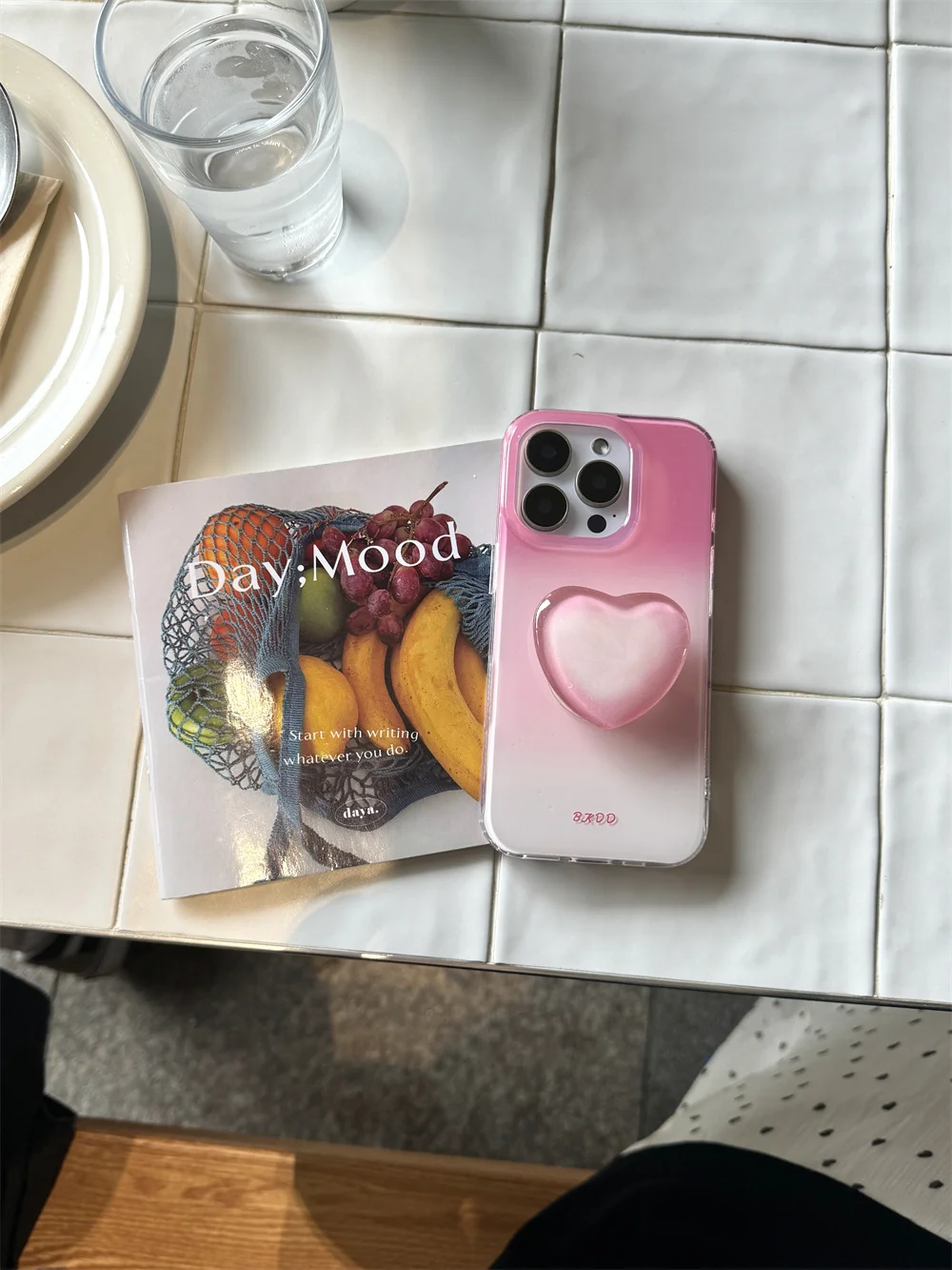 Różowe etui na telefon w kształcie serca z gradientem, pasujące do iPhone 16 Pro 15 14 13 Pro Max, z podstawką i bransoletką, pasujące do Magsa.