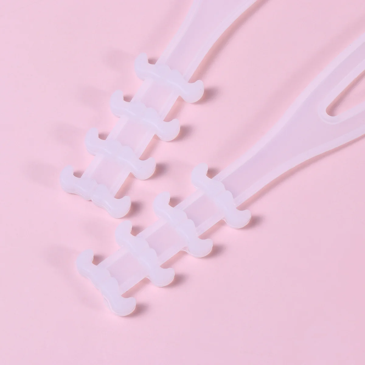 

6 шт. удлинителей для масок: регулируемые пластиковые застежки для комфортной фиксации на ушах при длительном ношении, подходят для всех типов масок, белые