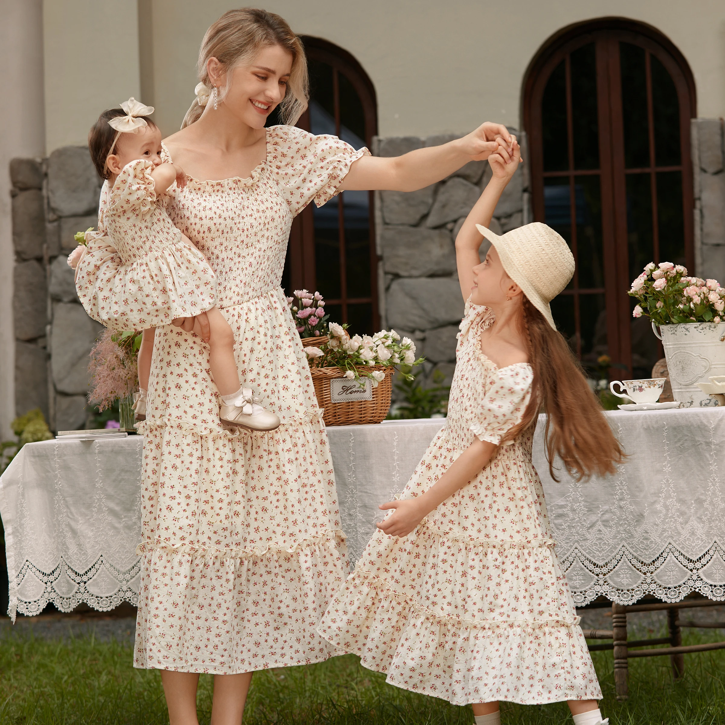 

PatPat Mommy and Me Ditsy Floral Shirred Bodice Tiered Ruffle Trim Dress