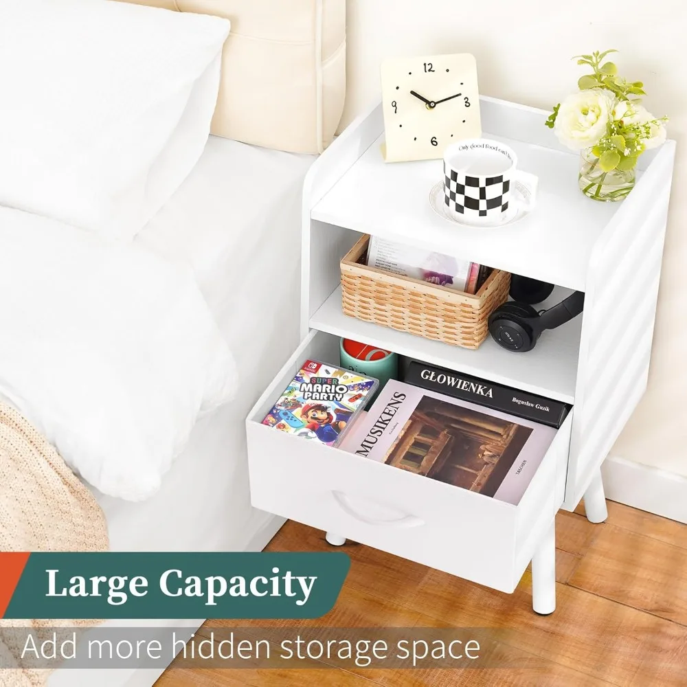 منضدة حديثة من منتصف القرن مع درج ورف مفتوح، وطاولة خشبية صغيرة بجانب السرير