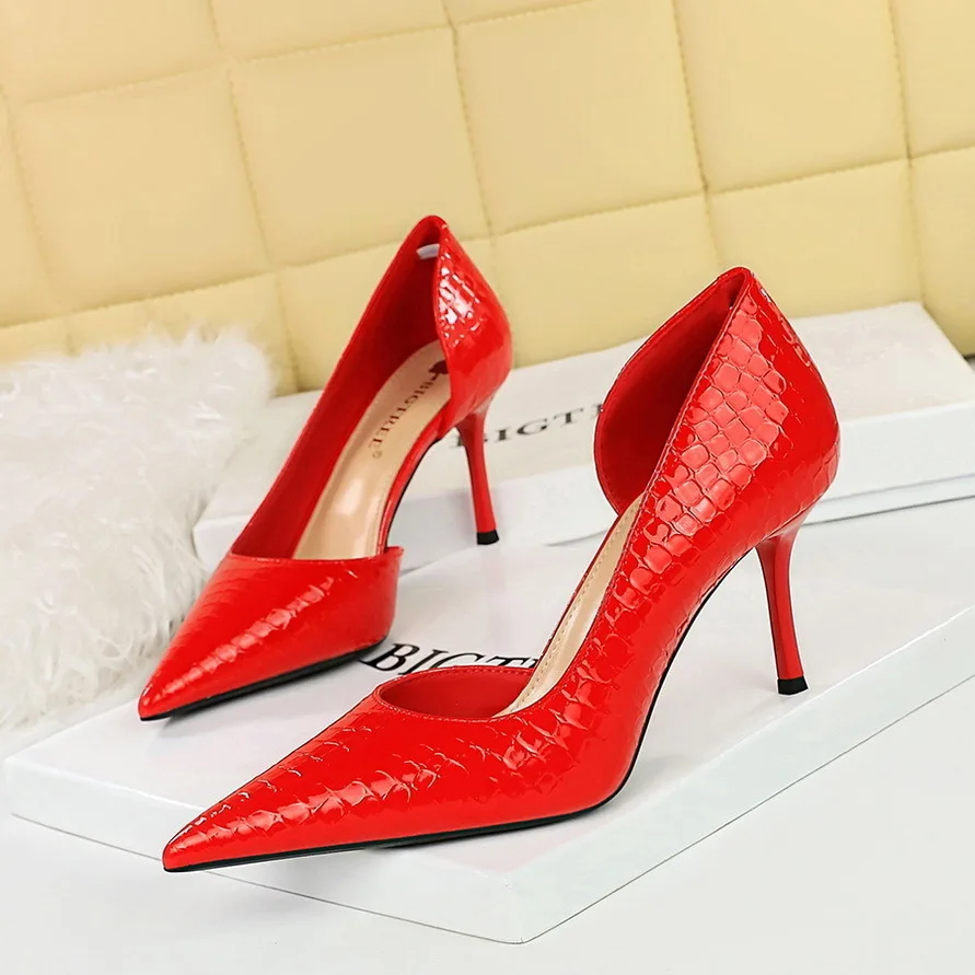 

Women's High Fashionable Banquet Thin Heels Shallow Mouth Pointed Side Hollow Lacquer Leather Stone Pattern Single Shoes Shoese