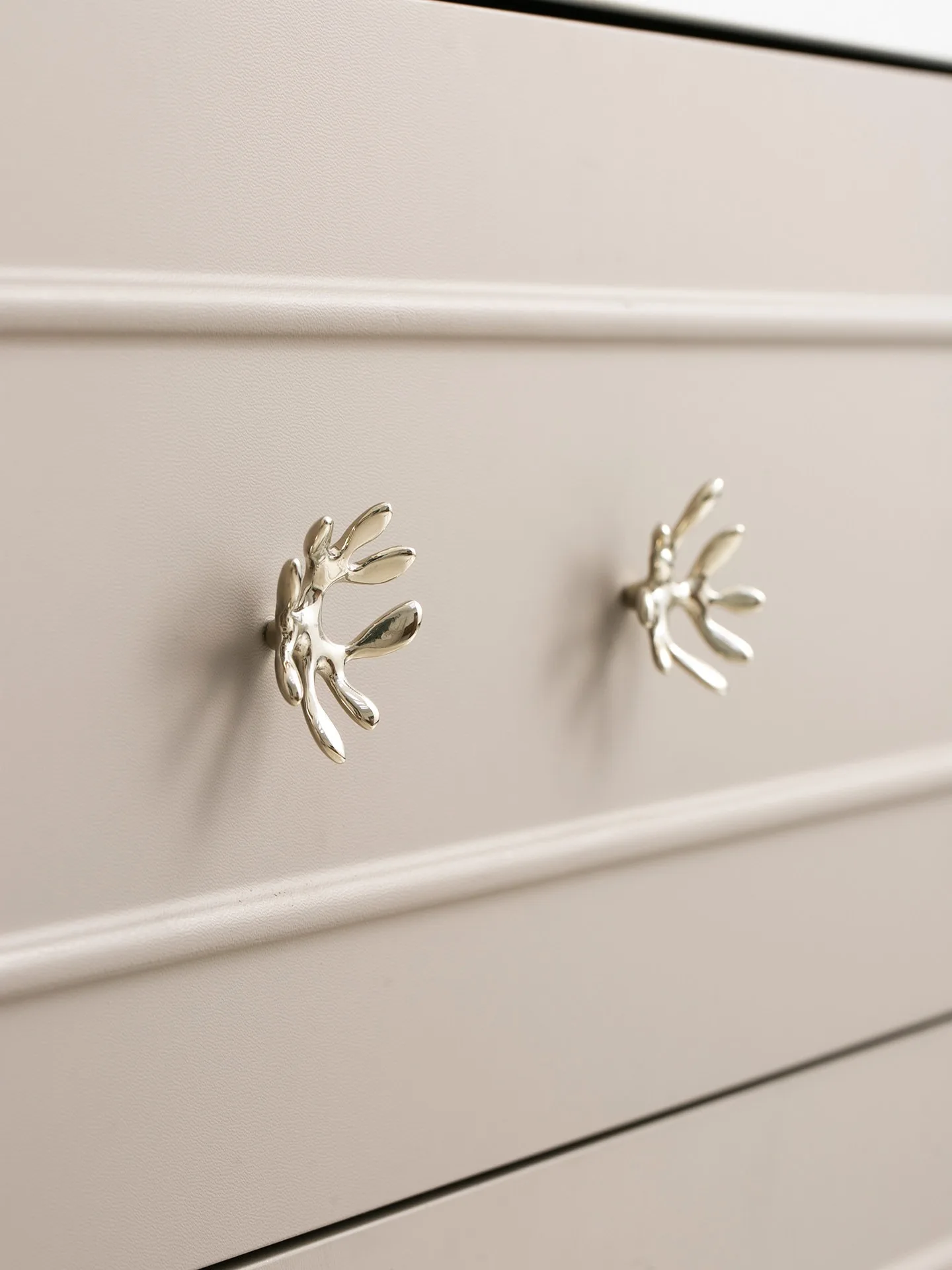 Personalized Design French Light Luxury Creative Handle Drawer Wardrobe Door Handle Solid Brass Embellished With Gold Handle