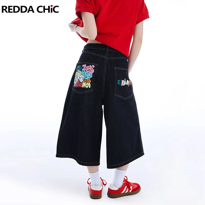 

REDDACHiC Джинсы-бойфренды с радужными буквами, джерсы для женщин и мужчин, прямые широкие брюки большого размера, винтажные джинсовые короткие брюки, уличная одежда для фигуринок