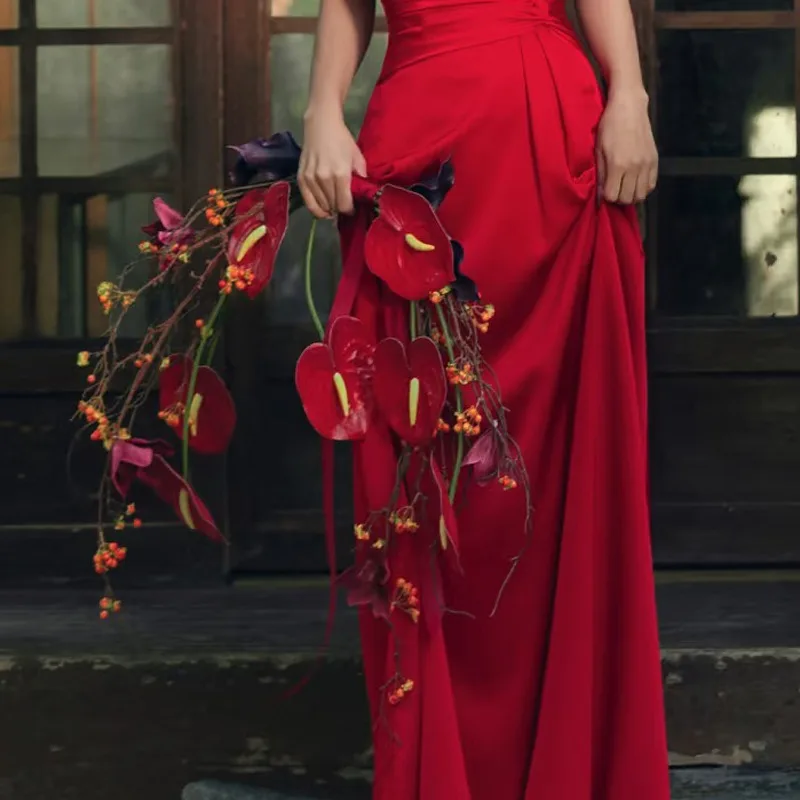 

New Chinese wedding photo retro red dress bridal anthurium leaf bouquet yellow berry hand wreath calla lily