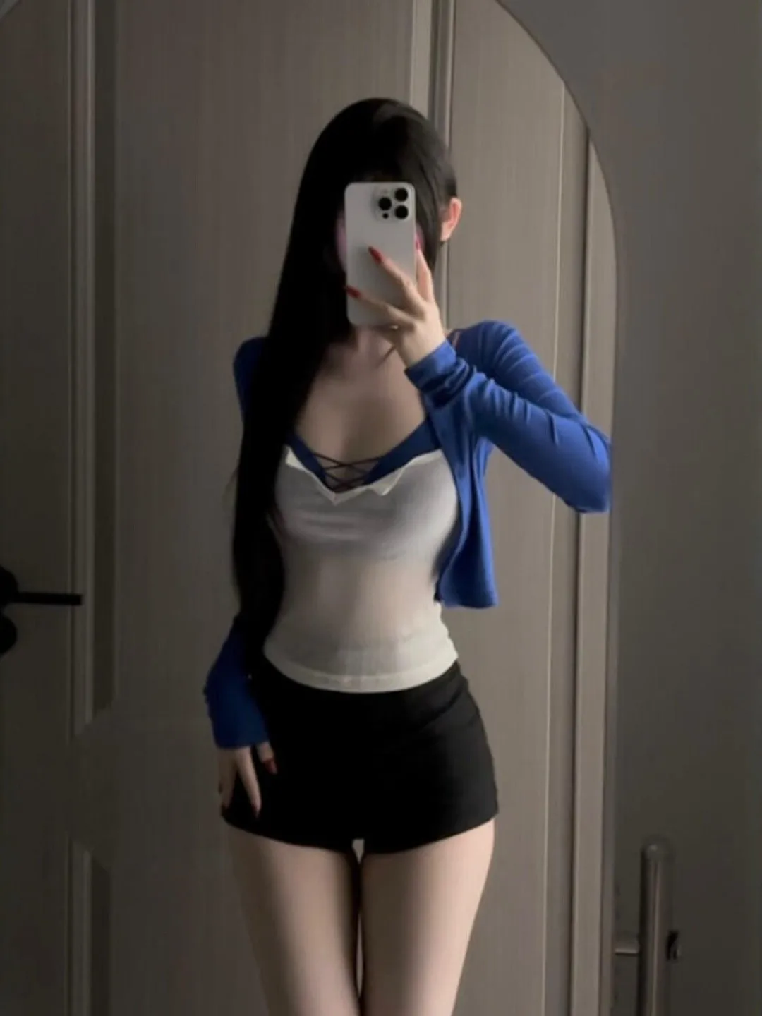 

Сексуальный и модный женский комплект из трех предметов: белый топ, нижнее белье и брюки. Идеально для ранней весны. Удобный и стильный образ.