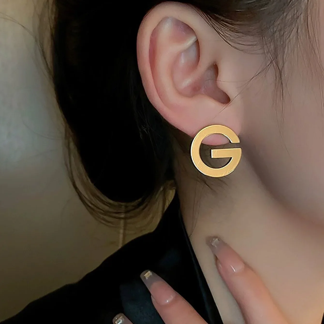 Pendientes de Metal con letras de viento Dongdaemun, pendientes de nicho de diseño simple, joyería versátil para las orejas a la moda para mujer