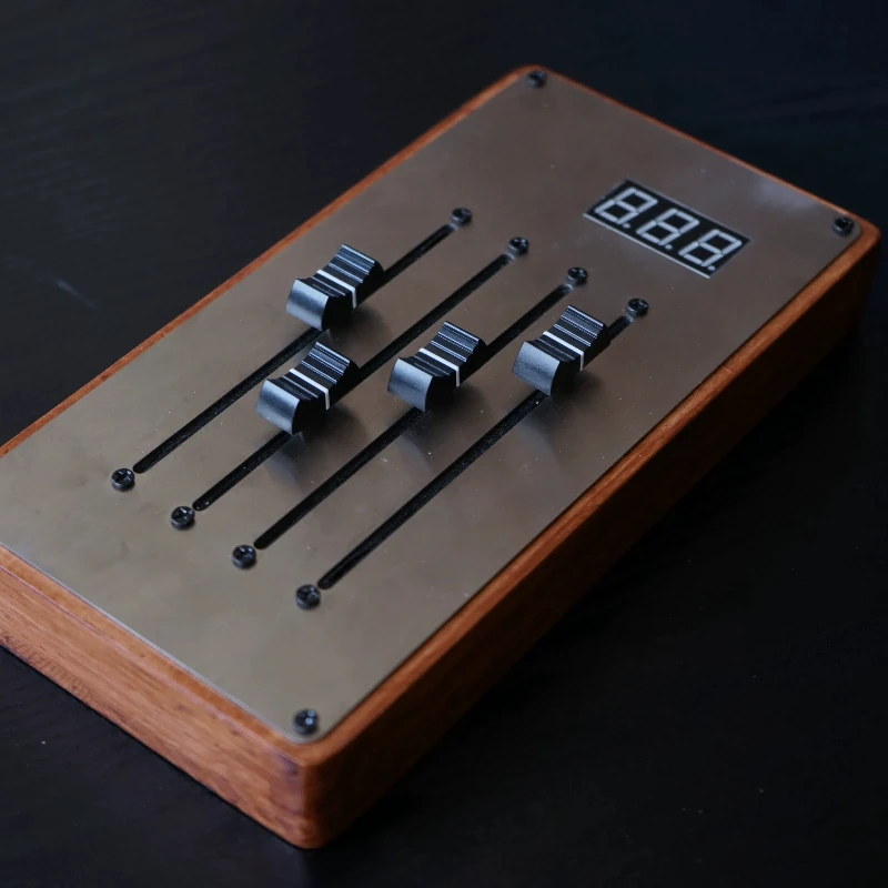 EM-4 Controlador MIDI de 12 canales de cuatro pistas Mezclador automáticamente mapas atenuadores de volumen Consola mezcladora girando página ilimitada