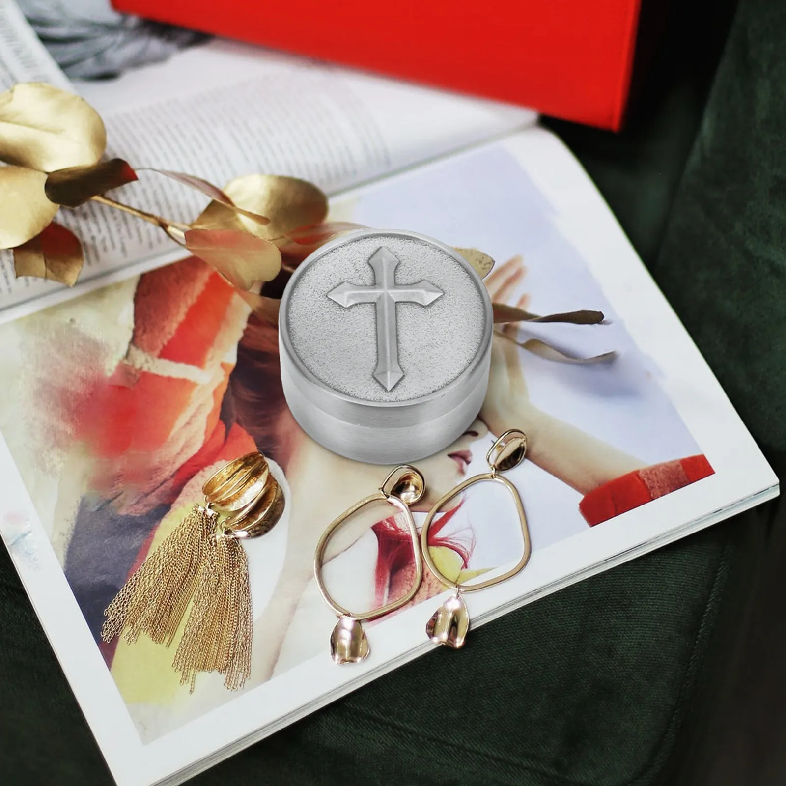 

Коробка для колец из сплава с перекрестным узором, премиальный металлический мини-футляр для украшений, гладкий бесшовный круглый дизайн, настольный декор, портативный, для колец и серег