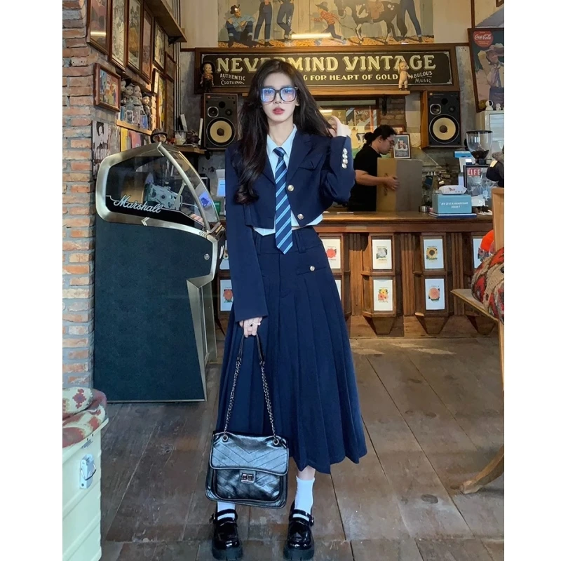 طقم بدلة نسائي من American College Sle JK orm لخريف وشتاء جديد معطف ort مطوي وتنورة طويلة طقم تي شيرت