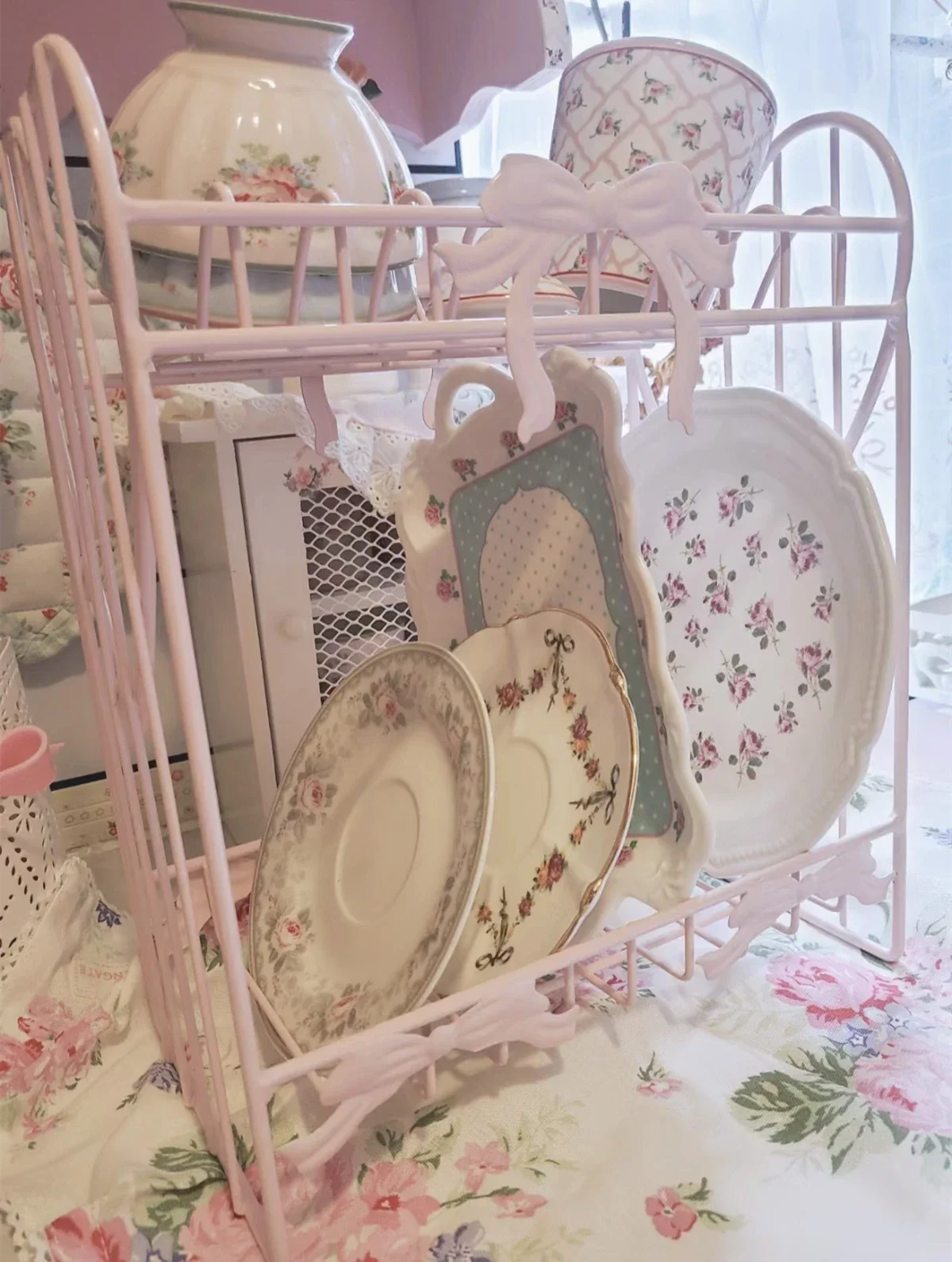 

Pink iron kitchen supplies storage rack bow shaped bowl rack