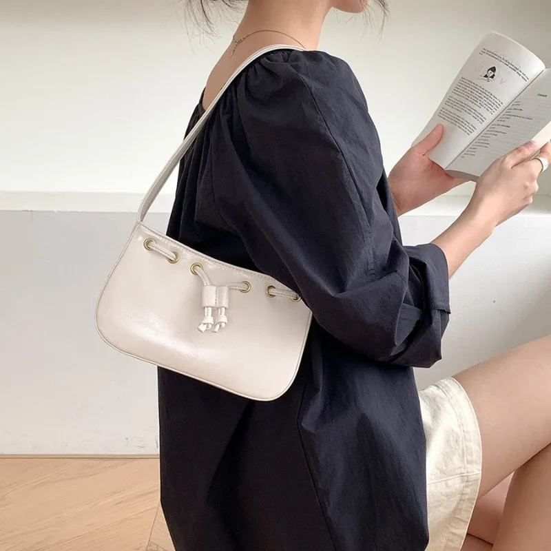 

Retro new fashionable small square bag senior sense of Ms. handbag temperament simple commuting single shoulder armpit bags
