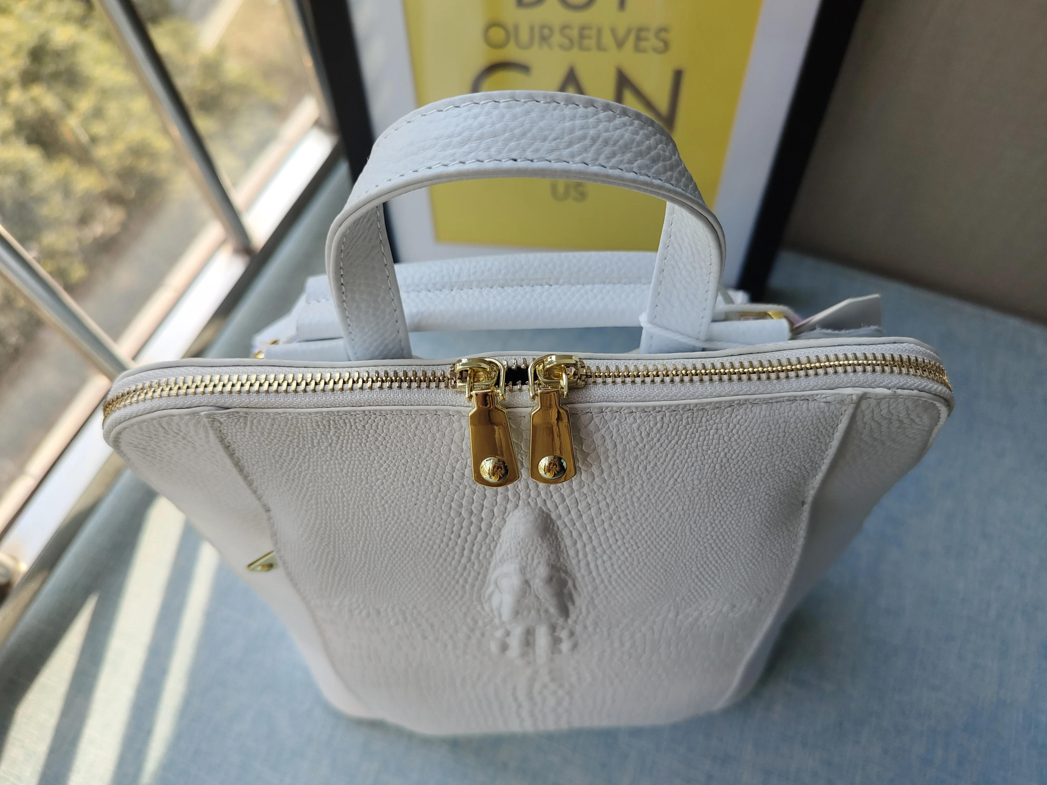 Zency 100 % echtes Leder, reinweißer Rucksack, Damen-Rucksack mit Krokodilmuster, passend für A4-Magazin-Laptops – Detail 7