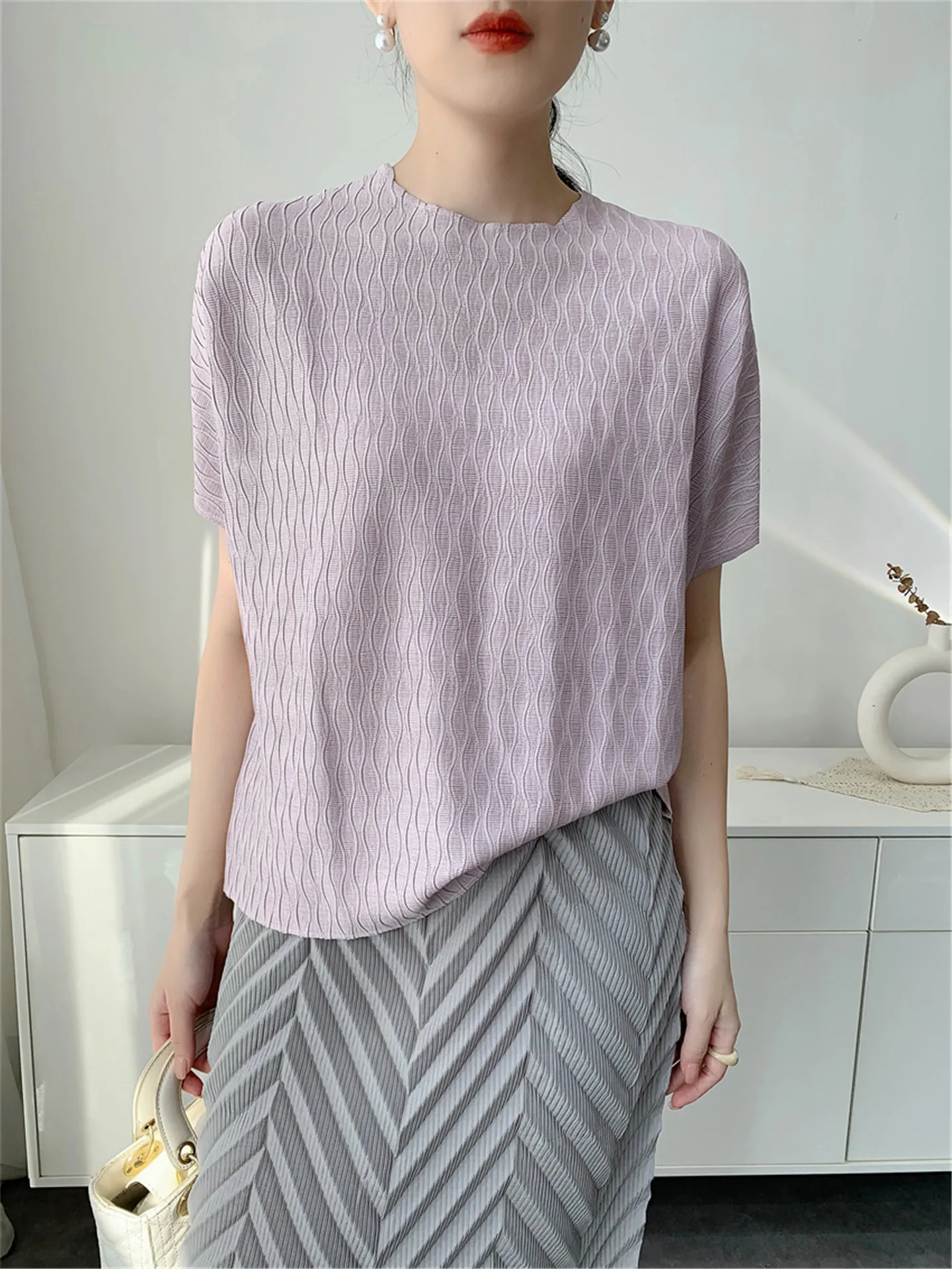 

Новая летняя женская футболка свободного кроя с плиссировкой, создающая эффект высокой текстуры, с эффектом жатки и небольшими складками