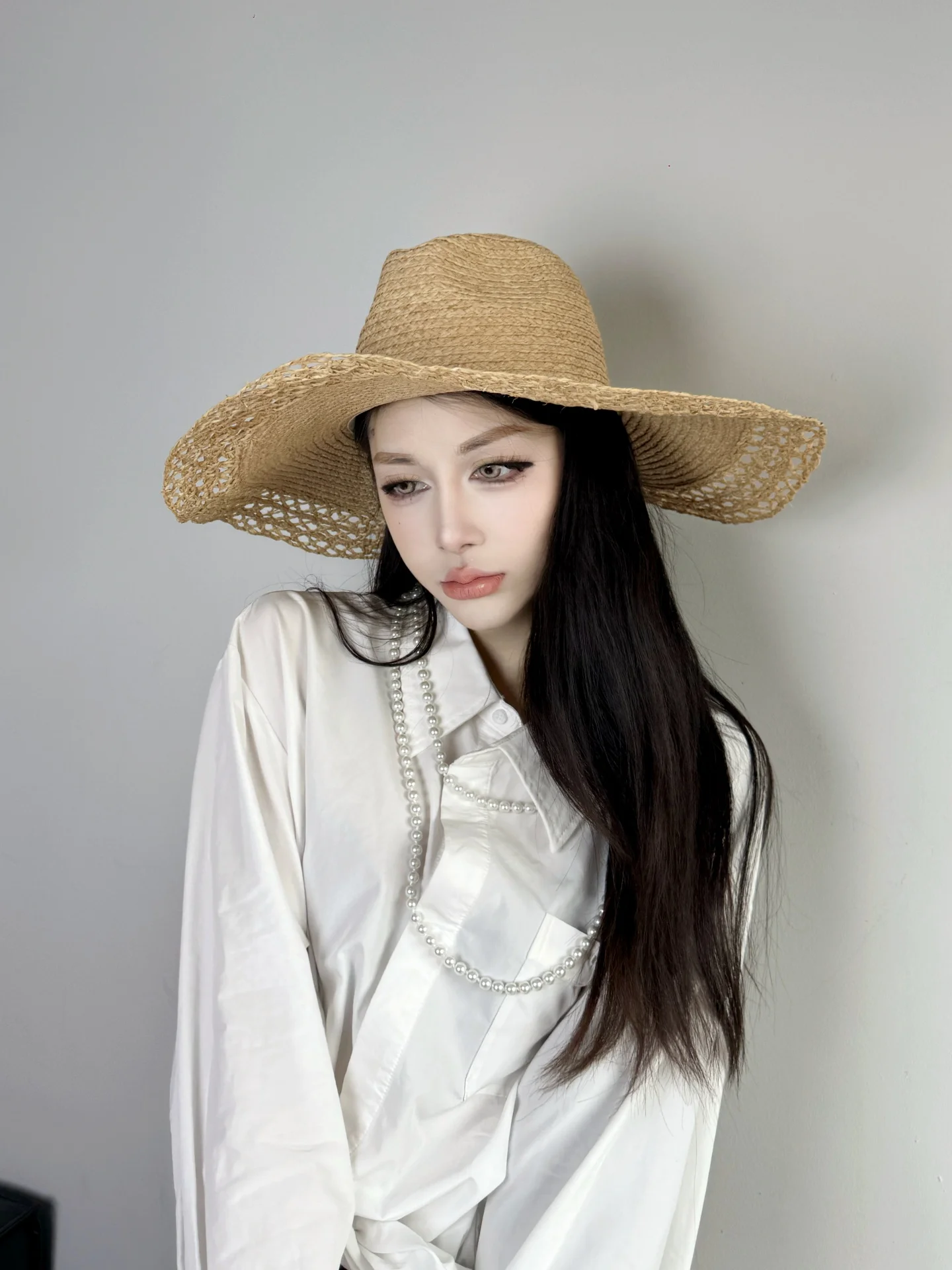パナマスタイルの大きなつばの麦わらジャズハット、女性用、夏のビーチバケーション、日焼け防止、ビーチサンダルキャップ、中空デザイン、調節可能な円錐形のトップ