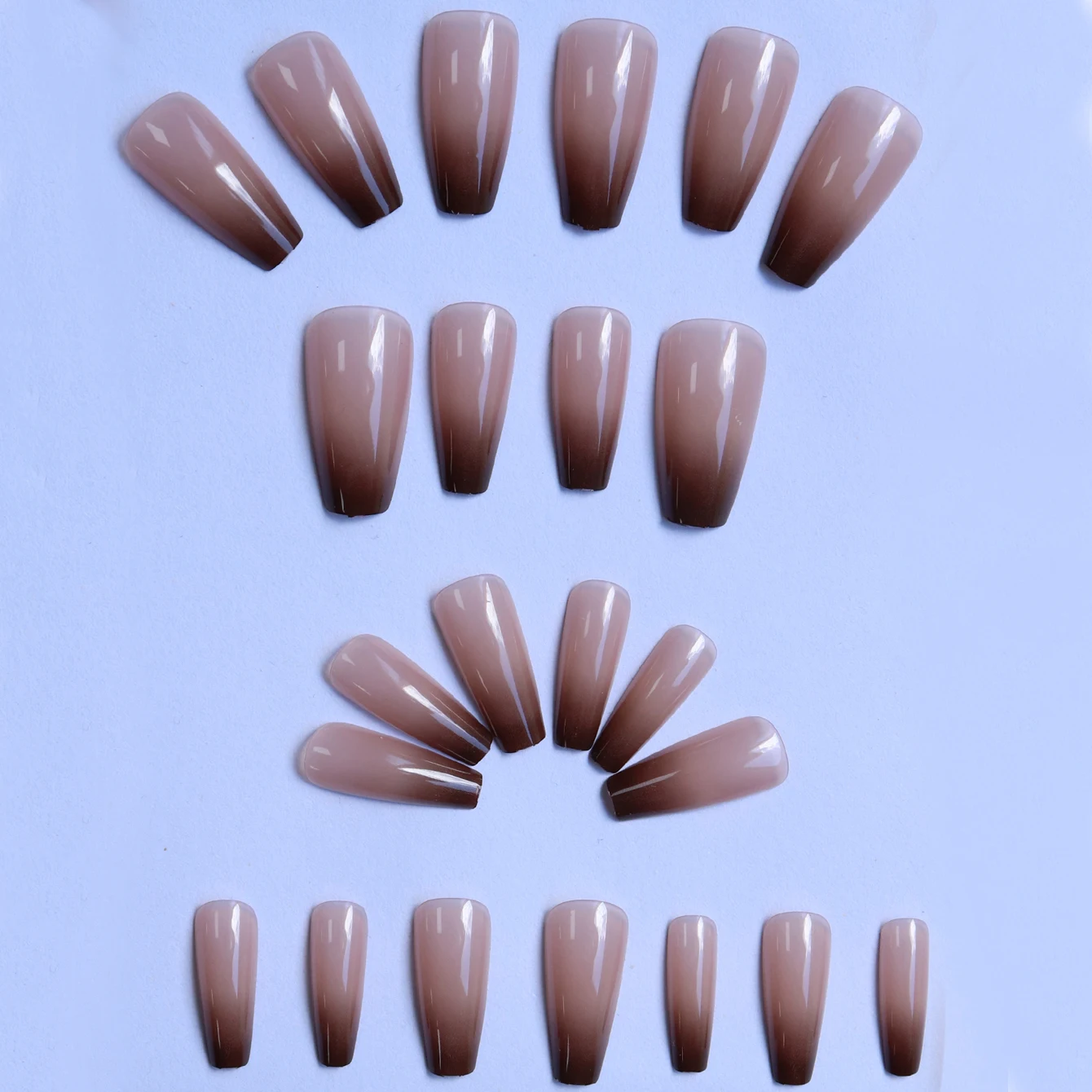 24 個スクオーバルプレスオンネイルピンクグラデーションストライプパターン光沢のある人工指マニキュア付け爪