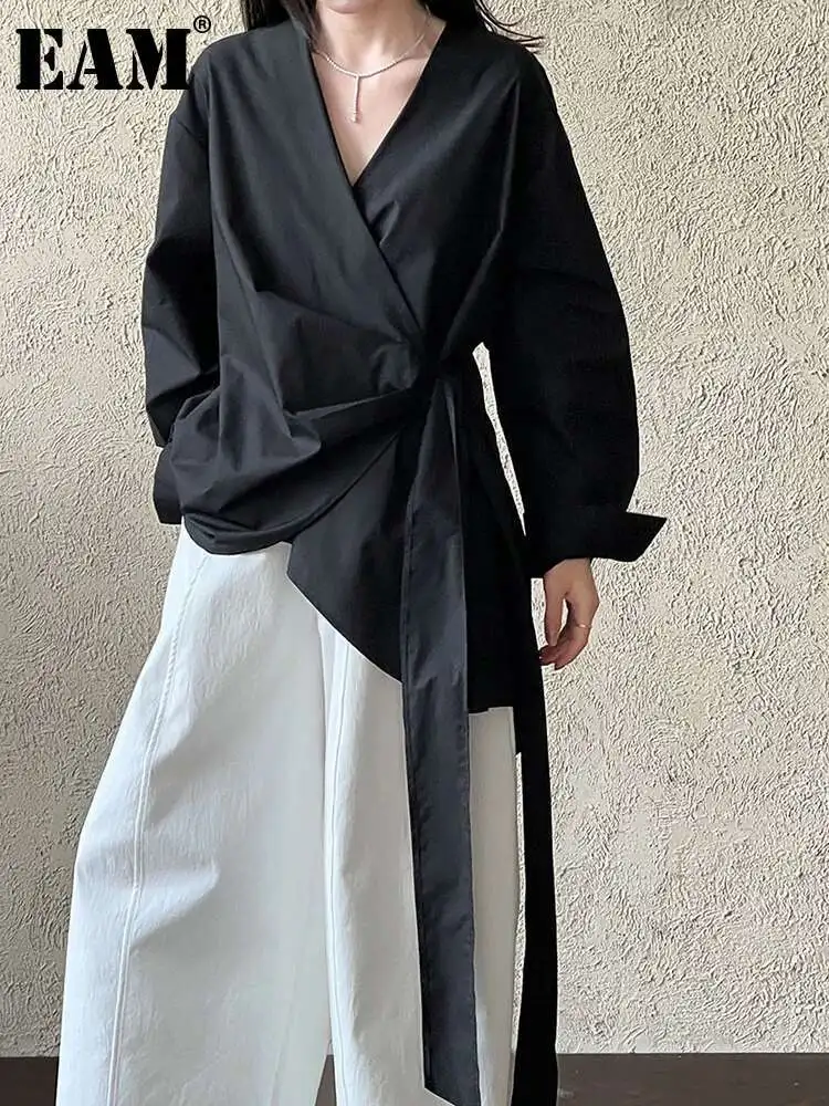 [EAM] blusa negra elegante Irregular de talla grande para mujer, nueva camisa de manga larga con cuello en V, moda Primavera Otoño 2025 1DJ0509