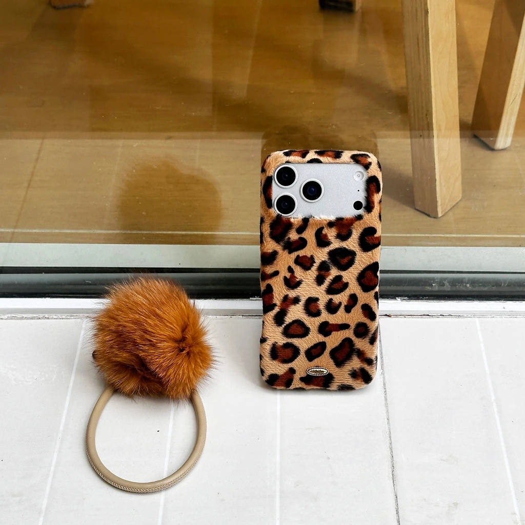 

Осенне-зимний плюшевый чехол с леопардовым принтом в стиле ретро, плюшевый кулон с помпоном, противоударный чехол для телефона для iPhone 17, 16, 15, 14 Pro Max