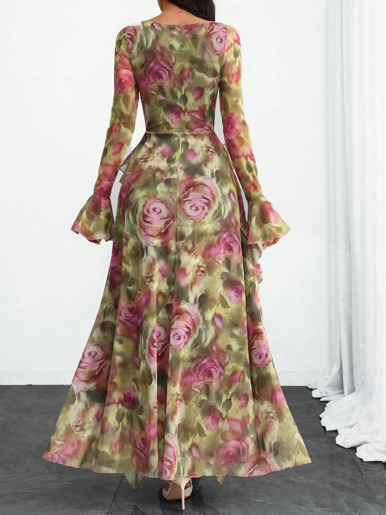 

Элегантное длинное платье макси с цветочным принтом, рюшами на рукавах и двойным слоем ткани для весеннего сезона