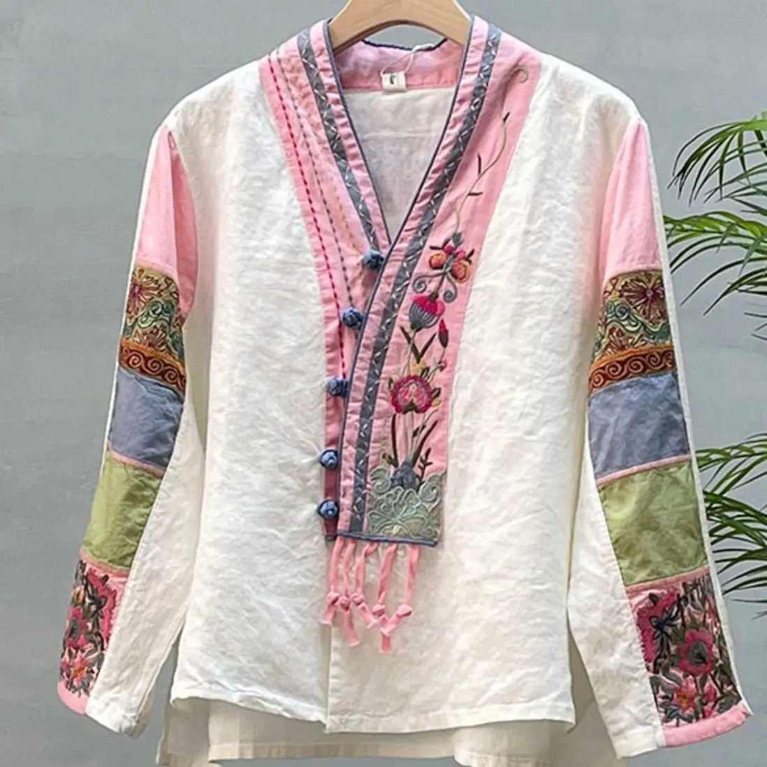 2025 primavera china mujer estilo nacional retro manga larga cuello pico patchwork color diseño disco hebilla borla bordado top de lino