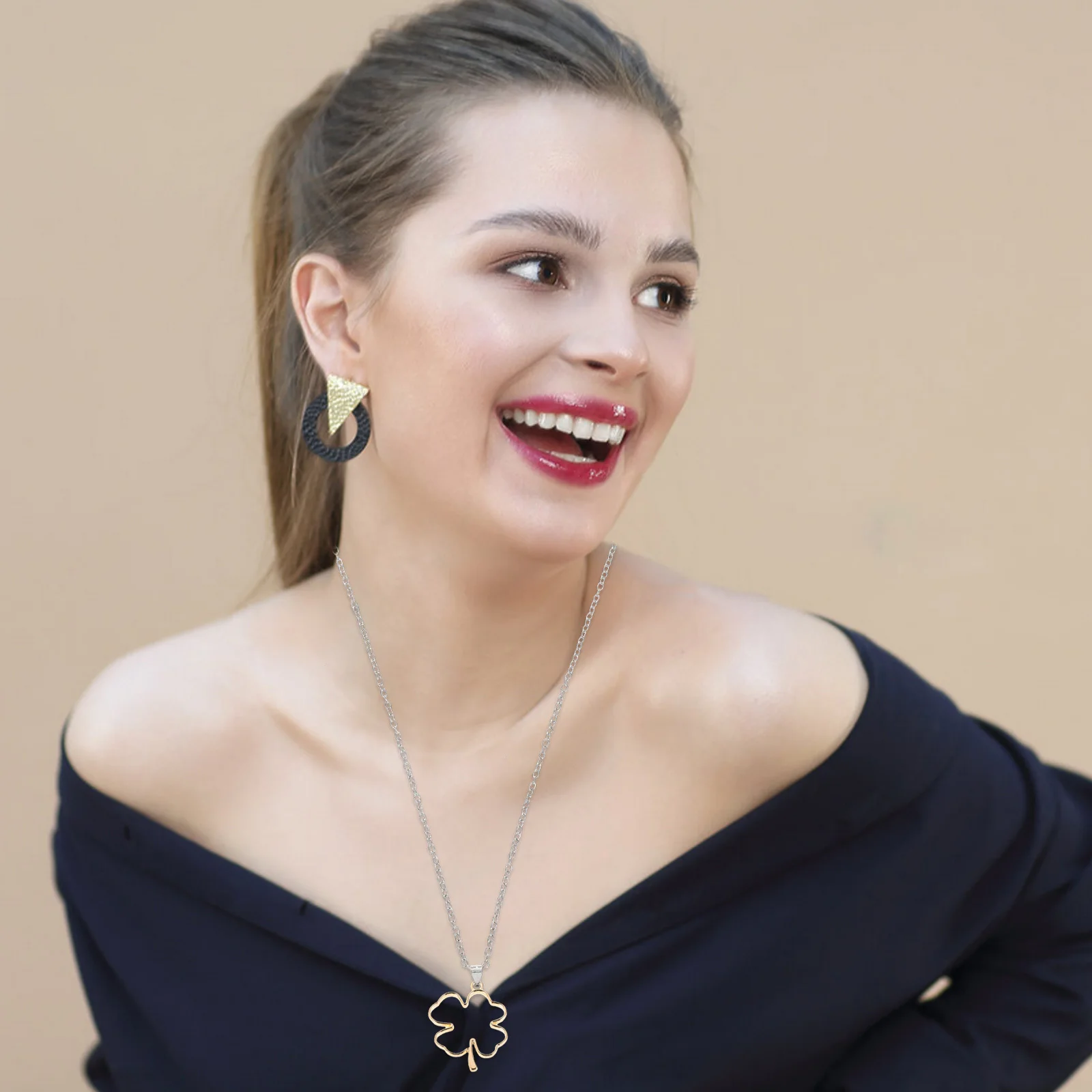 12 pezzi di ciondolo trifoglio a quattro foglie, ciondolo cavo, forniture per la creazione di gioielli, portachiavi alla moda, collana, braccialetto, decorazione in lega