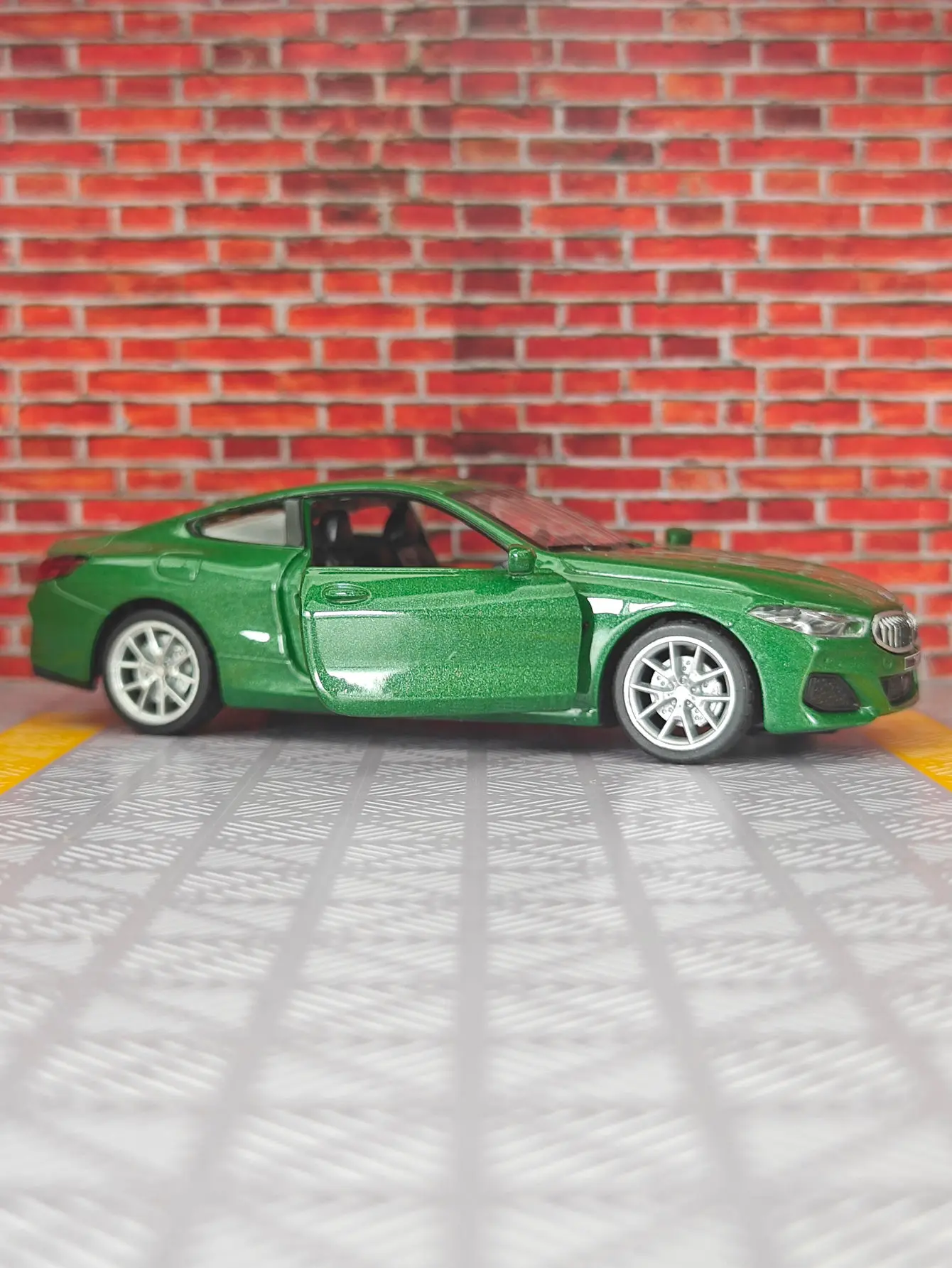 

1:35 simulation BMW M850i alloy car model door can be opened suitable for collection and can be given as a birthday gift