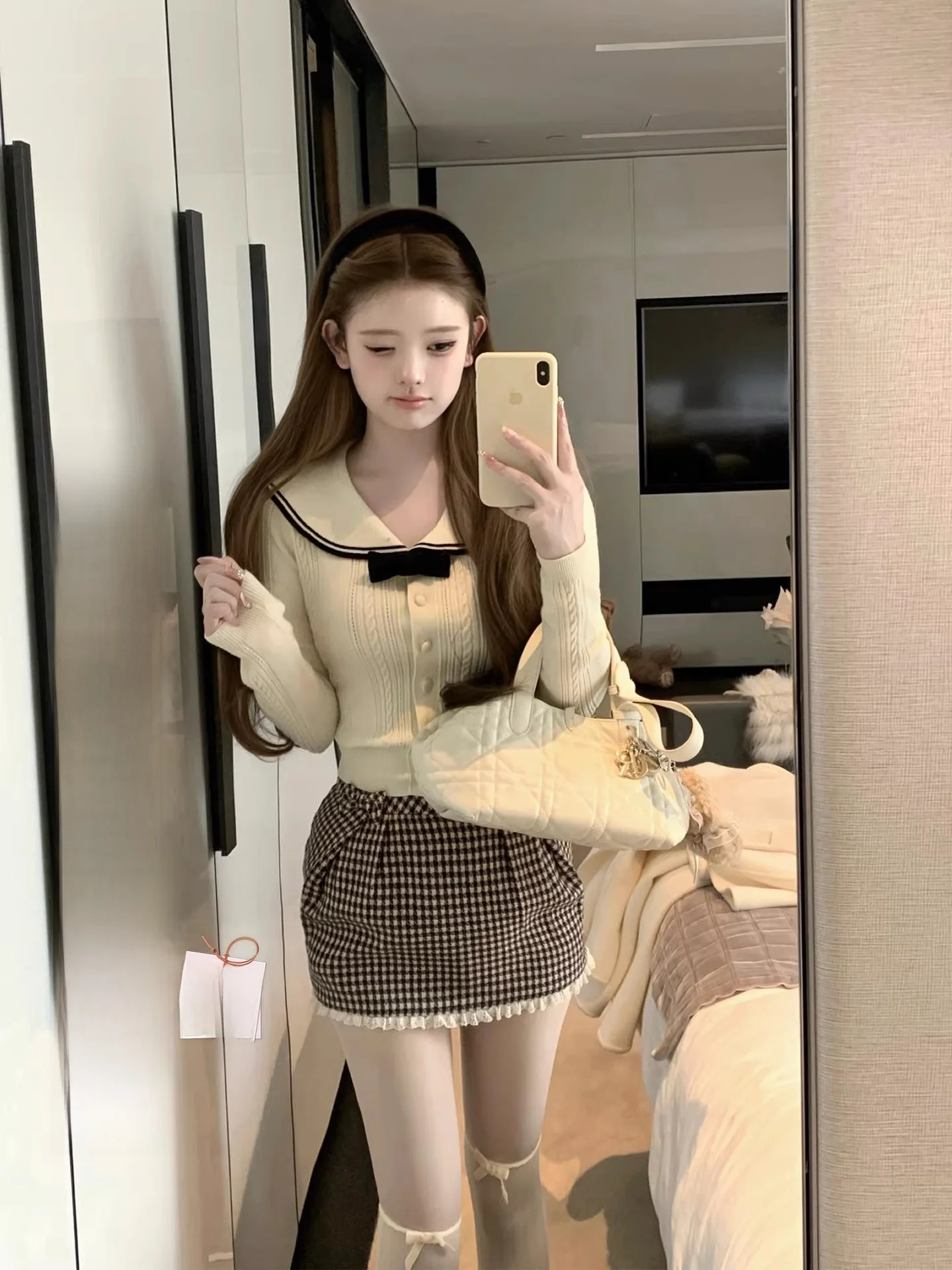 

Комплект: облегающий трикотажный топ с вырезом-воротником и короткая юбка с темно-синим узором. Зимний модный женский ансамбль из серии Port First Snow.