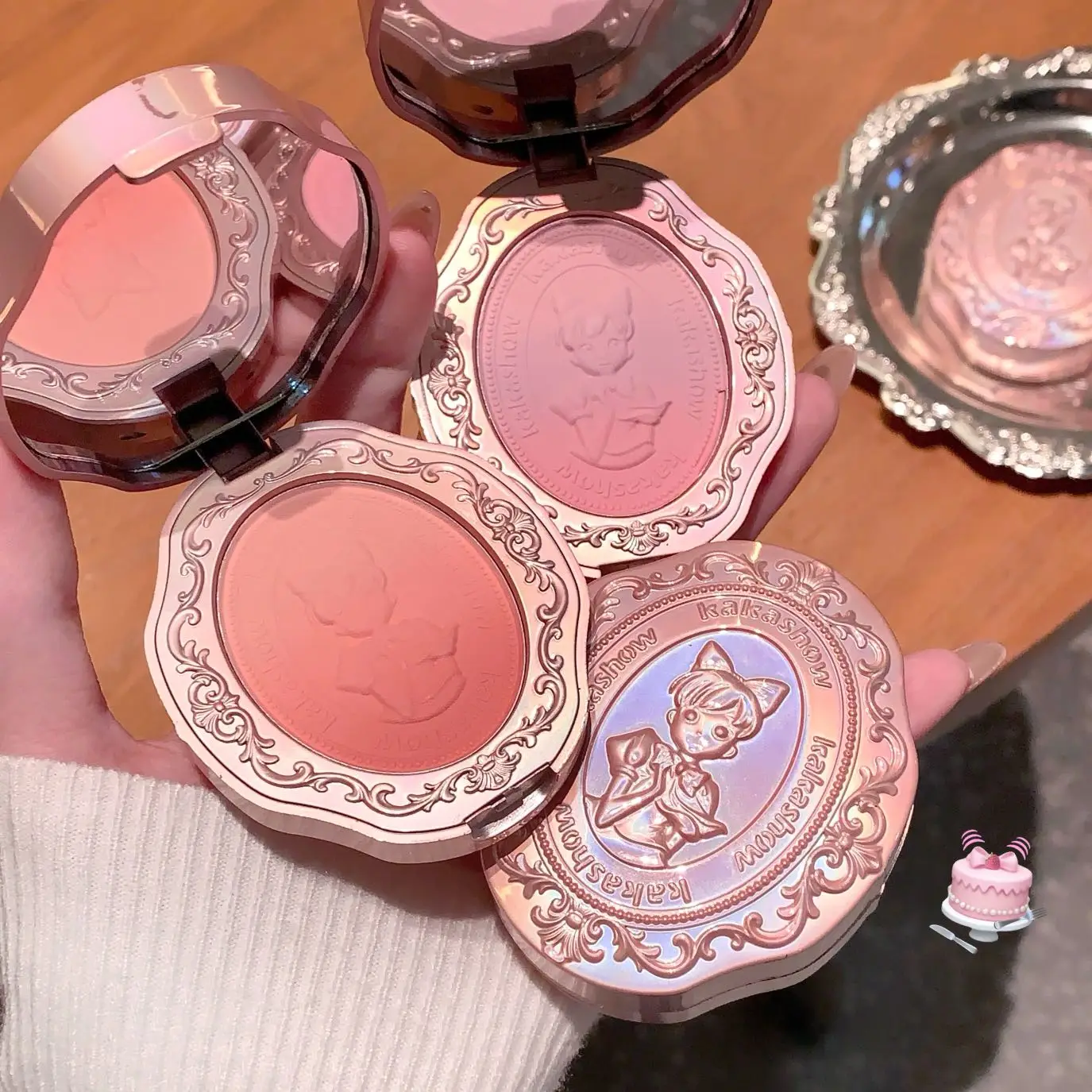 Kakashow Heart Embossed Gradient Blush, Fine Powder Natural Glow Create Charming Atmosphere Daily Face Makeup Blush