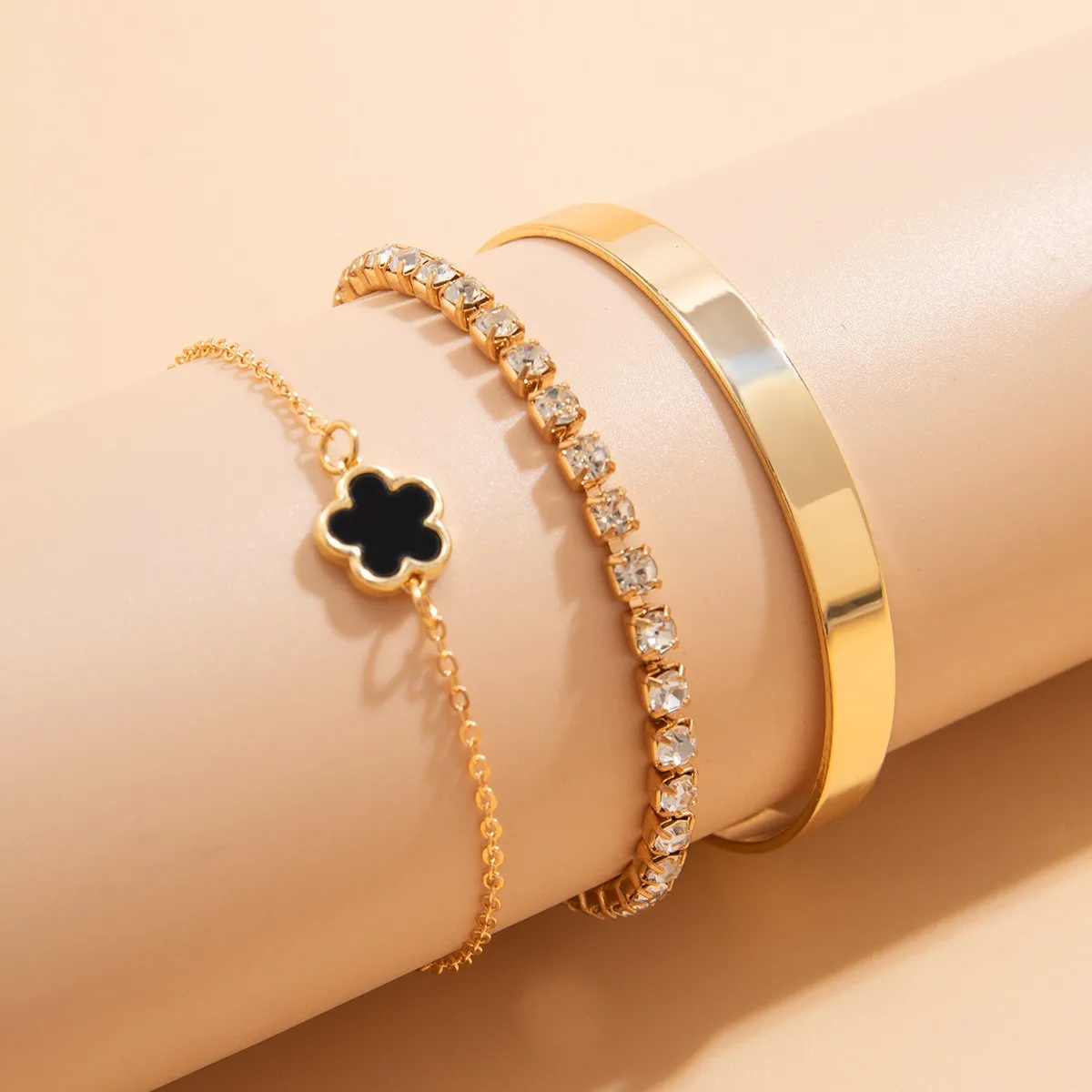 2024 new hot selling fashion water diamond five-leaf grass bracelet Smooth bracelet design high quality women\'s shamrock jewelry