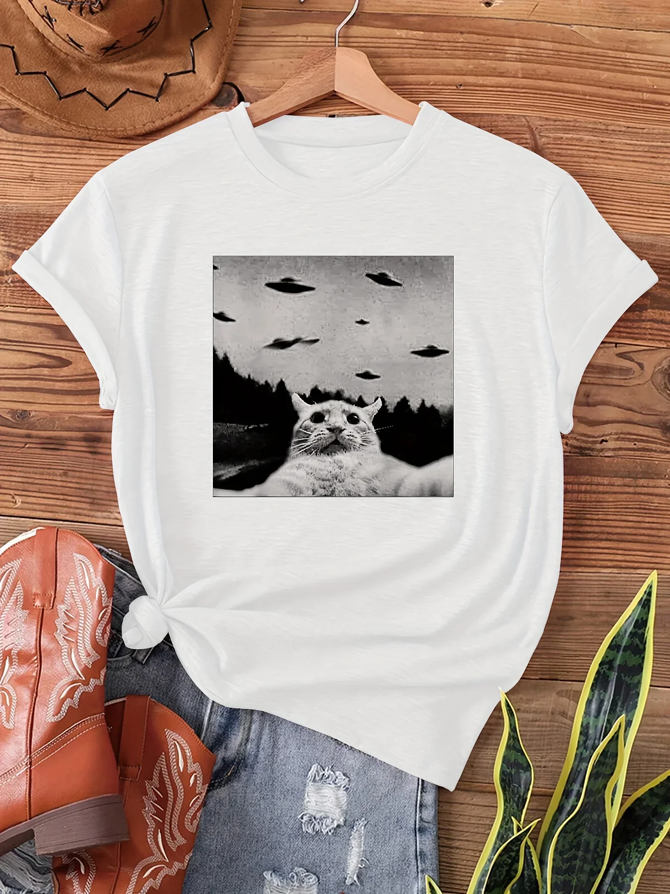 2024 Sunmmer New T Shirt Cat Selfie & UFO Print Short Sleeve Crew Neck Tops Women's Clothing  Ladies Fashion Female Graphic Tee