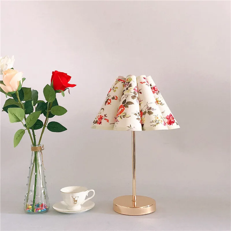 Simple Designs Gold Table Lamp with 3 Color lamp, White petal lampshade Round Bedside Desk lamps for Home Bedrooms decoration