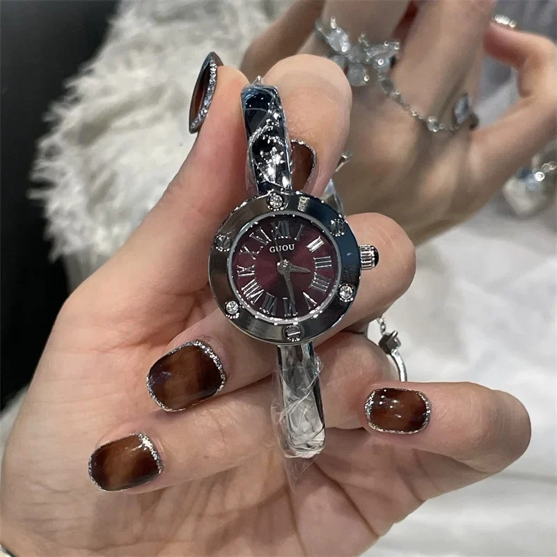 

Exquisite women's wristwatch, bracelet style, simple small round watch, elegant quartz watch, 2025 new style, unique wristwatch.