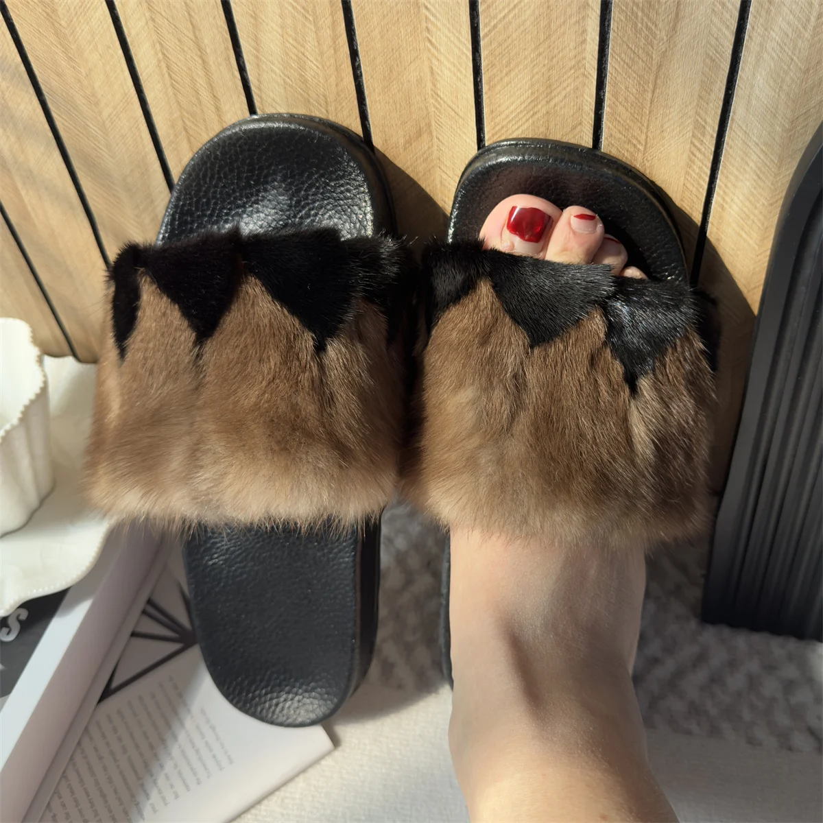 

Летняя обувь для женщин, роскошные тапочки из натурального меха, модные женские шлепанцы на мягкой плоской подошве из ПВХ, противоскользящие шлепанцы, пляжные сандалии