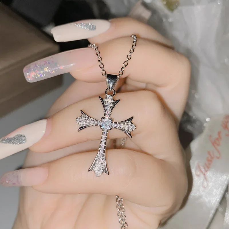 

Подвеска-крестик MDL с циркониевыми бриллиантами 3А, позолоченная цепочка 18 карат