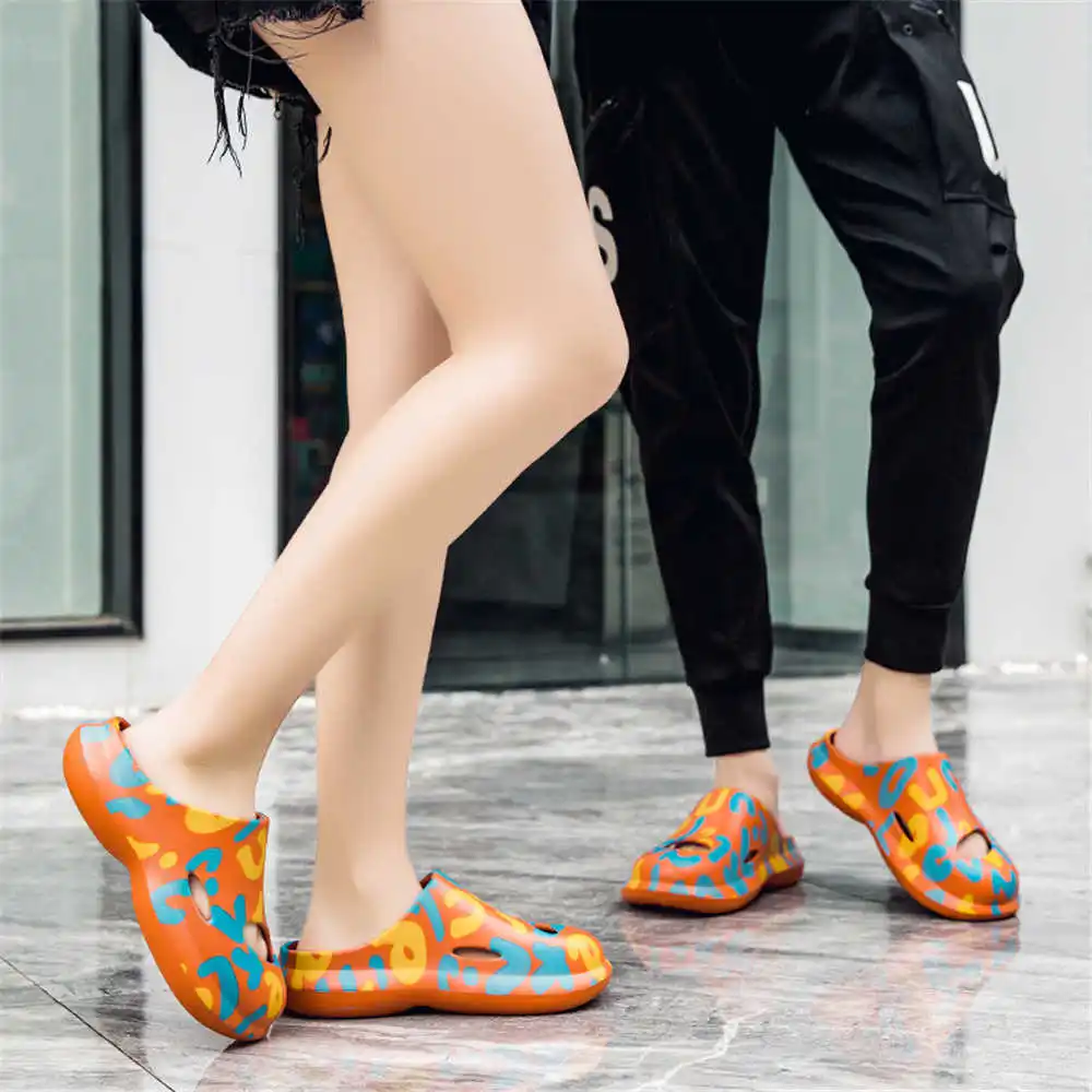 

Новые женские летние спортивные сандалии-шлепанцы оверсайз, разноцветные, для ванной, тапочки-кроссовки, супербренд Fast Snackers