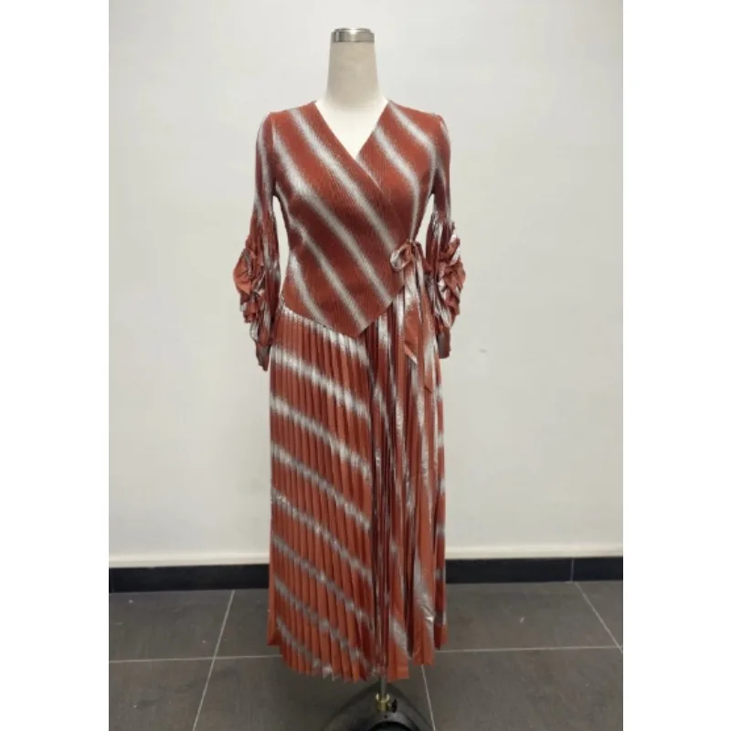 فستان نسائي جديد أنيق بطيات من Miyake مع ربطة عنق ملونة مقاس كبير قابل للتمدد بسيط بأكمام طويلة في الشرق الأوسط فساتين طويلة قابلة للطي