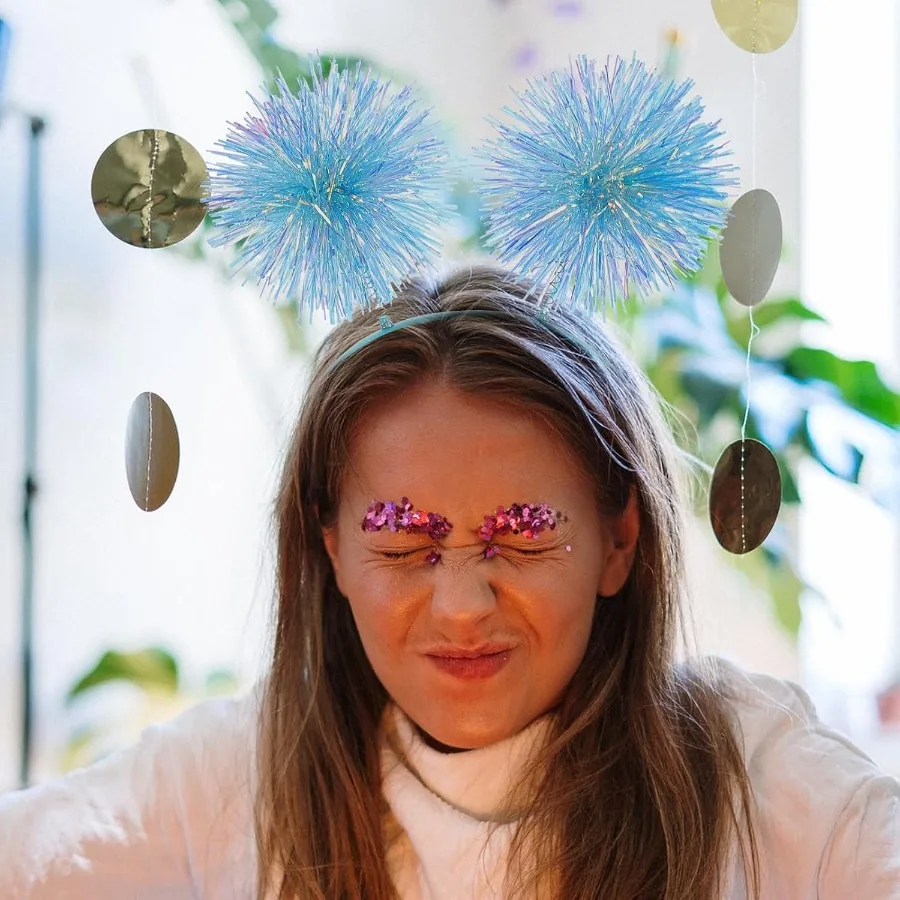 Diadema de tiras de aluminio con pompón, bolas esponjosas, cabeza de oropel, accesorio para el cabello para Cosplay, para fiestas festivas, eventos festivos y