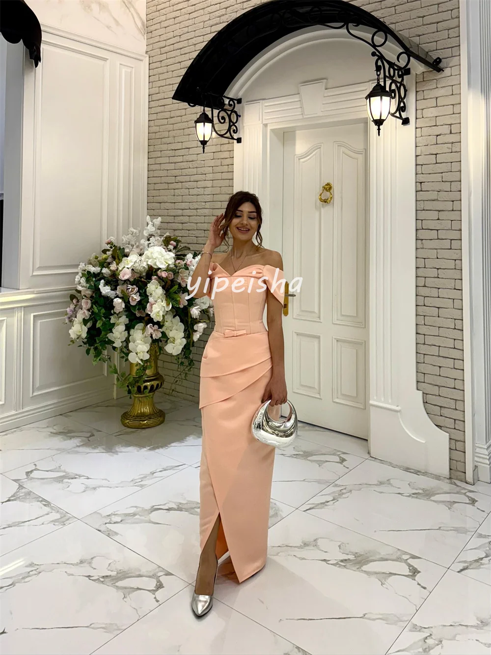 มีขนาดที่เรียบง่ายและปรับแต่งได้ ชุดเดรสยาวแบบเปิดไหล่ จับจีบแบบโบว์ ชุดเดรสสำหรับโอกาสพิเศษ สไตล์โมเดิร์น คลาสสิก