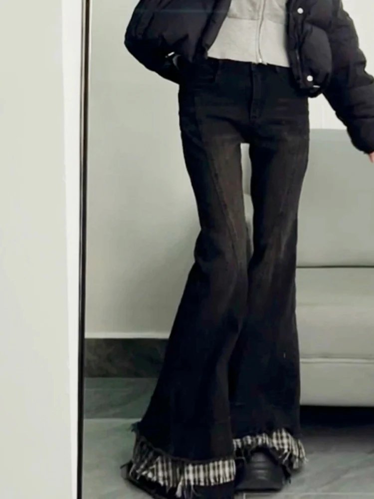 Damskie spodnie jeansowe w kratę Y2K z falbankami, czarne, z niskim stanem, dopasowane, z rozszerzanymi nogawkami, vintage streetwear, styl hot girl.