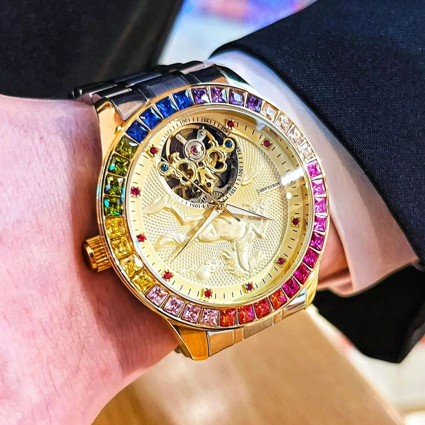 

Большие золотые часы в европейском и американском стиле с цветными бриллиантами для мужчин, механические часы с большим маховиком, автоматическим заводом, дизайн скелета, круглый циферблат, ремешок из нержавеющей стали, модные деловые повседневные простые