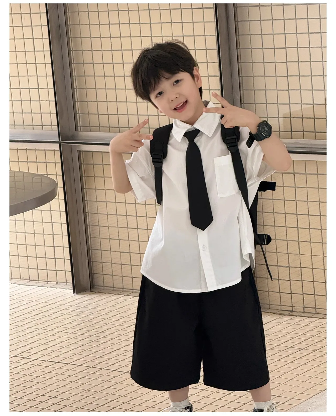 

Костюм для мальчиков 2026: летний комплект для подростков (белая рубашка + черные шорты) для детей 4-12 лет