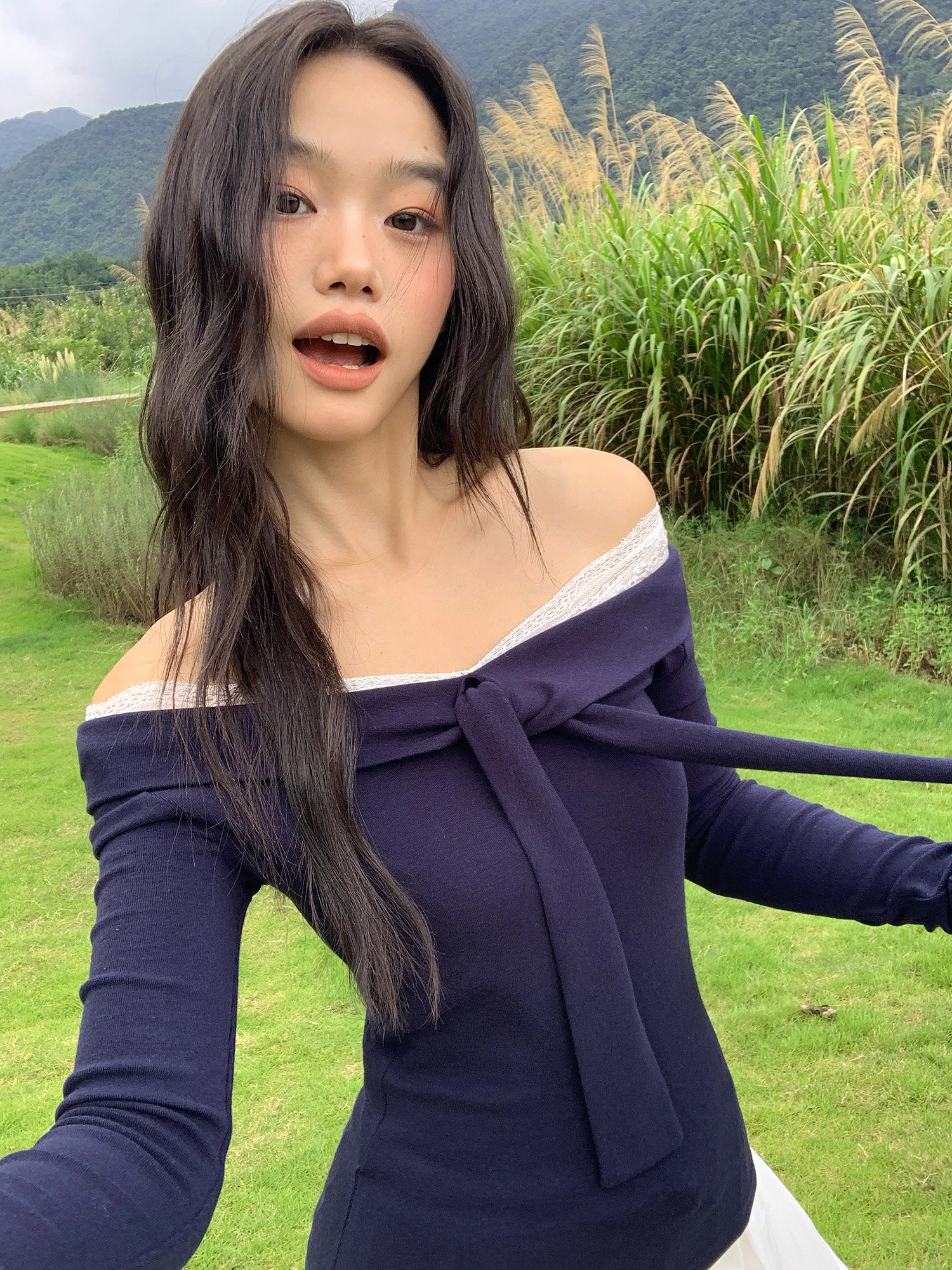 

Белая женская футболка Crsu с V-образным вырезом, кружевными вставками и длинными рукавами, на одно плечо, с утягивающим эффектом на талии, для ранней весны, повседневная, приталенная