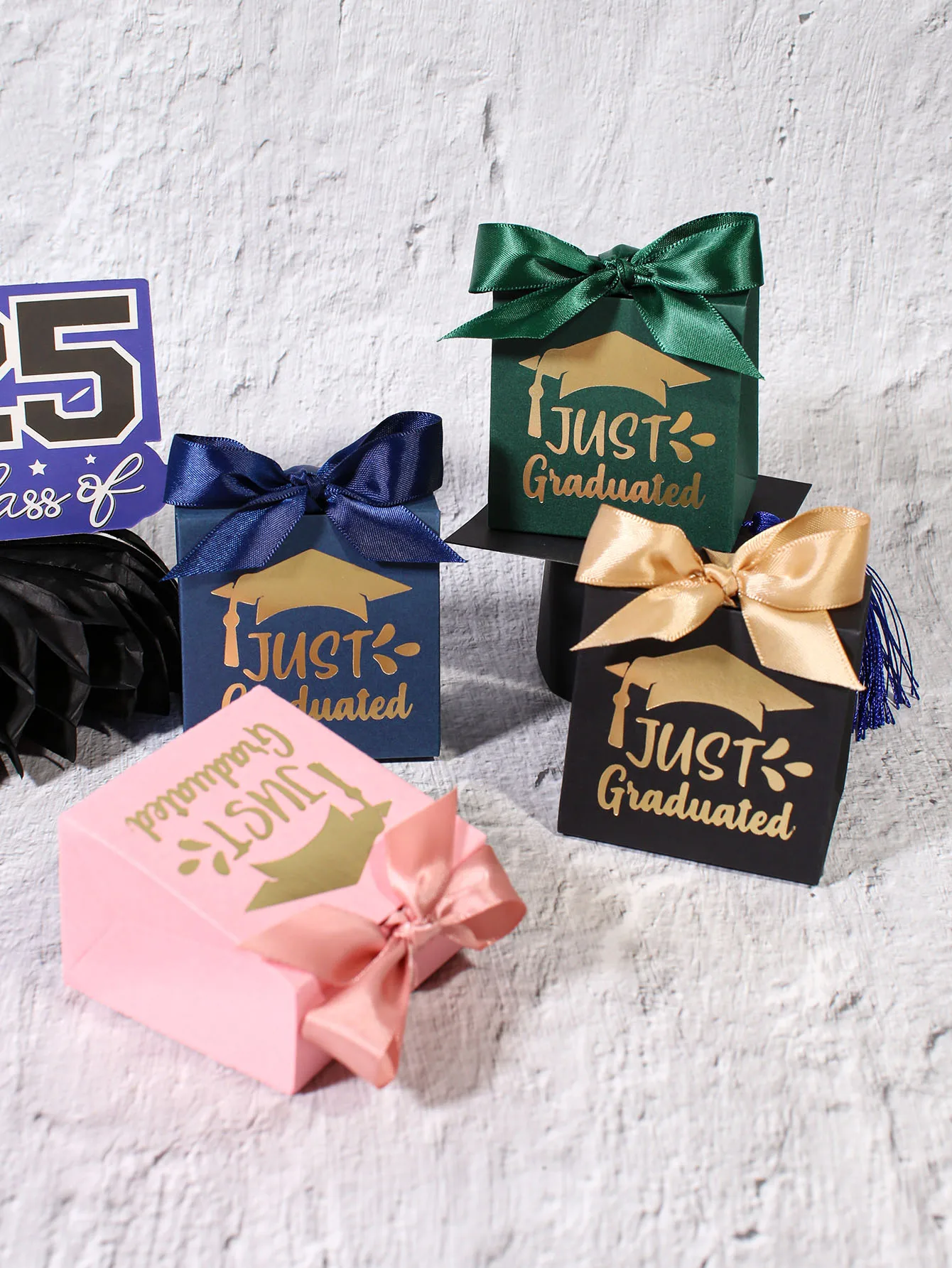10 Stück mehrfarbige Geschenkbox im minimalistischen Stil „Just Graduated“, neue Abschlusshut-Süßigkeitsschachtel für die Abschlusssaison