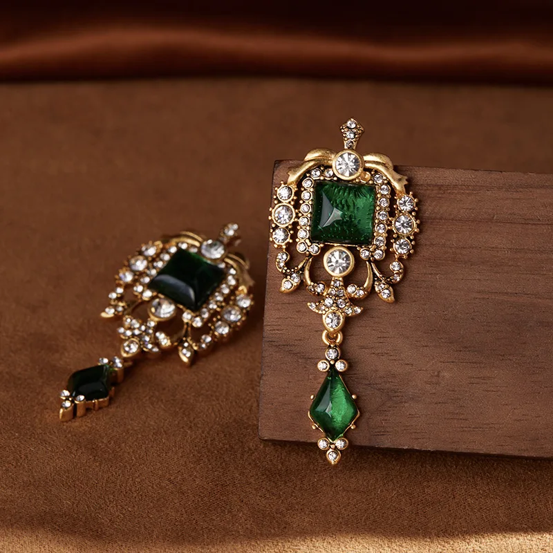 

New European and American light luxury temperament court style French high-grade glass earrings