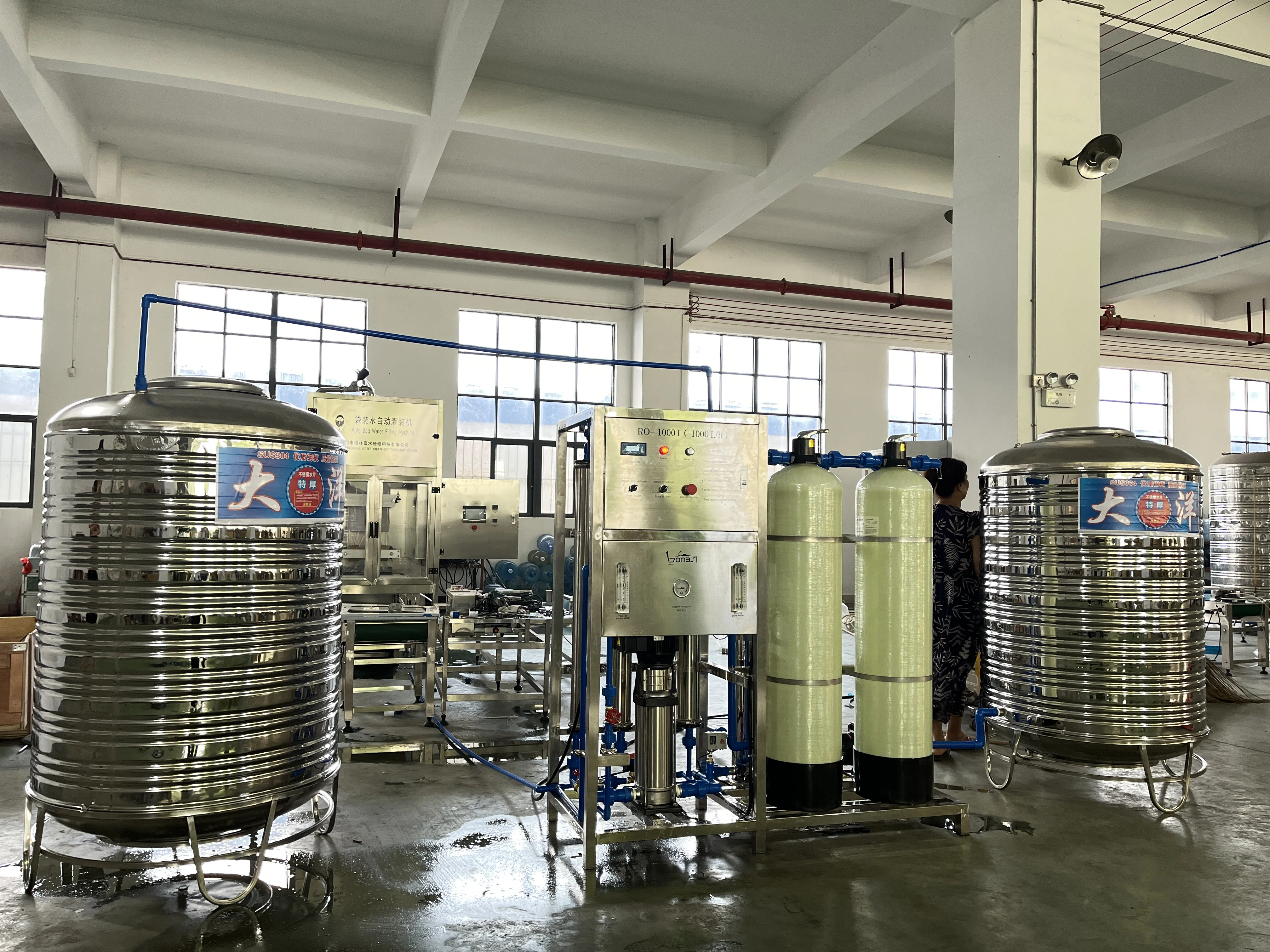 نظام معدات معالجة المياه بالضغط الأسموزي مصنع التناضح العكسي عملية آمنة وموثوقة RO عكس