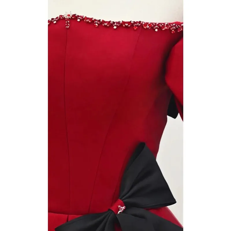 Elegante vestido de um ombro, brindar o desgaste