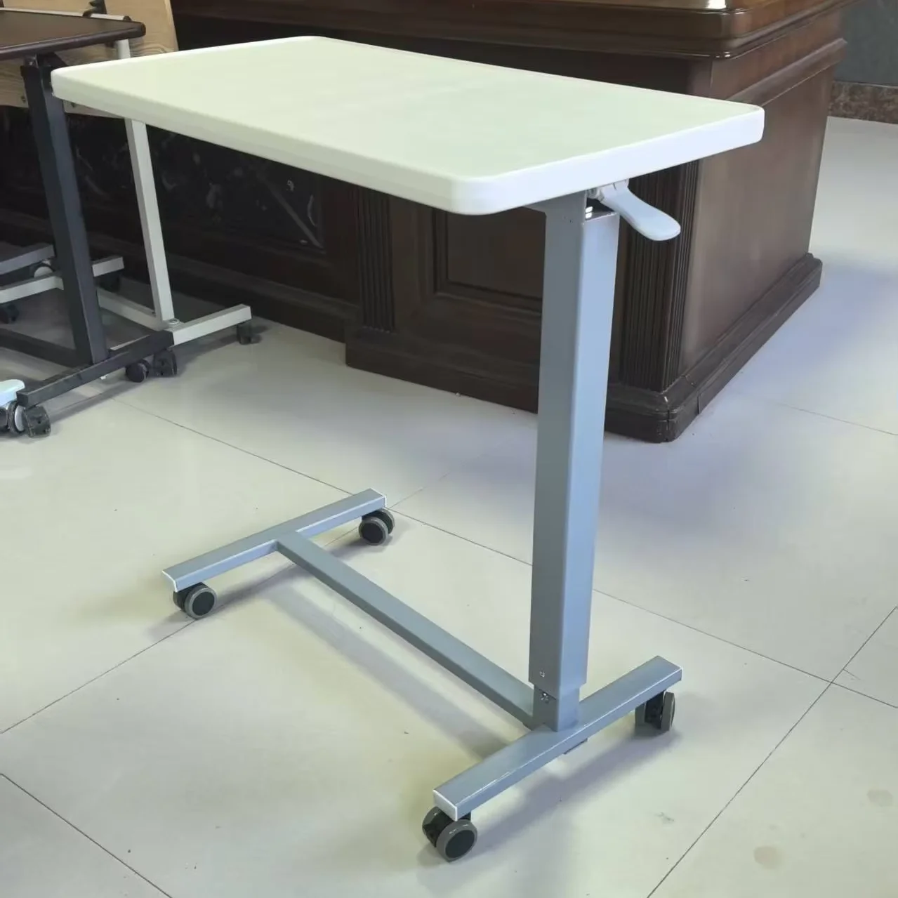 طاولة طعام قابلة للتعديل اقتصادياً للارتفاع وقابلة للتعديل للمرضى #1