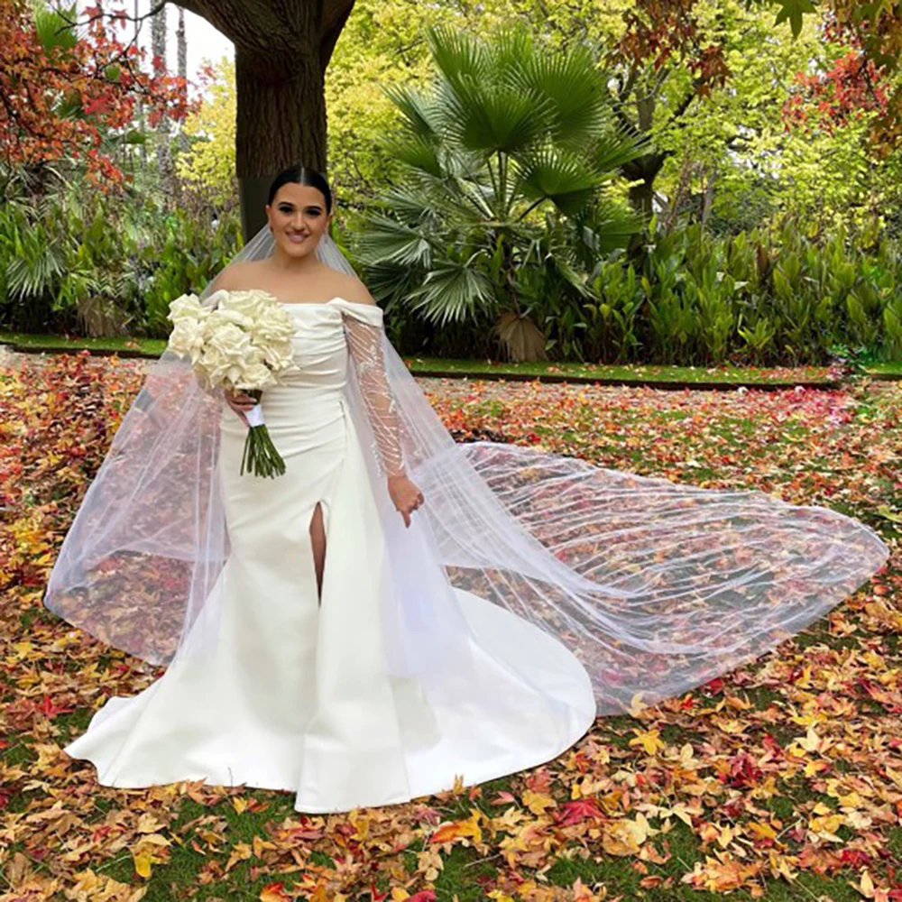 Vestido de novia de satén dividido con mangas largas y hombros descubiertos, vestido de novia personalizado de satén fruncido de corte bajo con lentejuelas y vuelo para exteriores